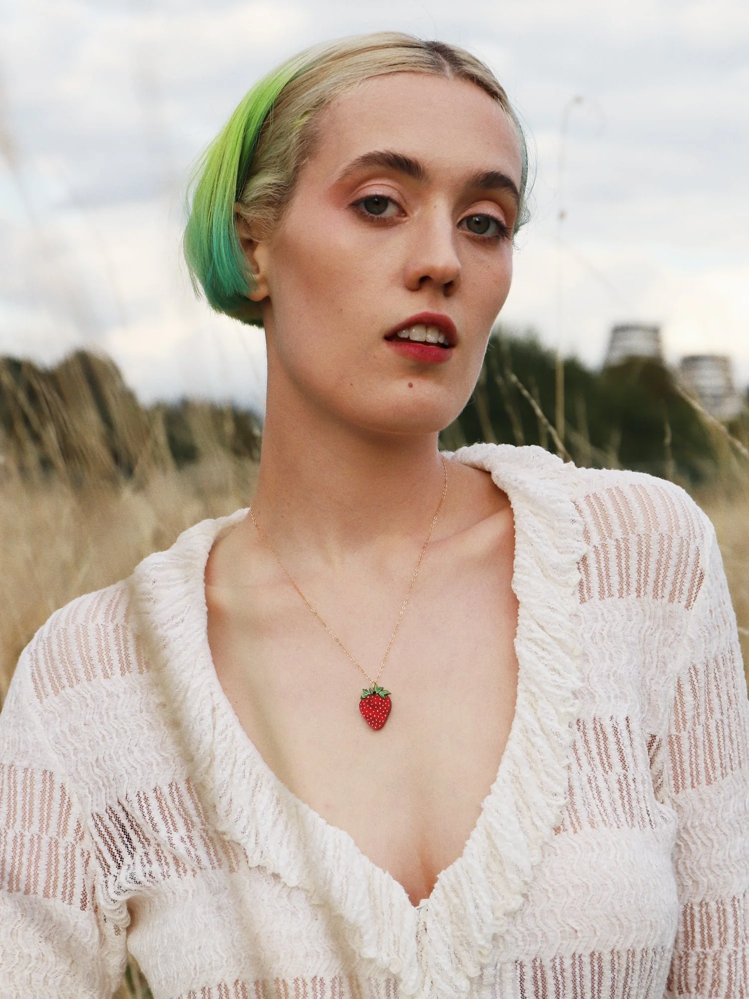 Wolf & Moon 草莓 II 項鍊，配有紅色草莓吊墜，壓克力與木質結構，手工墨染細節與鍍金鍊條。.