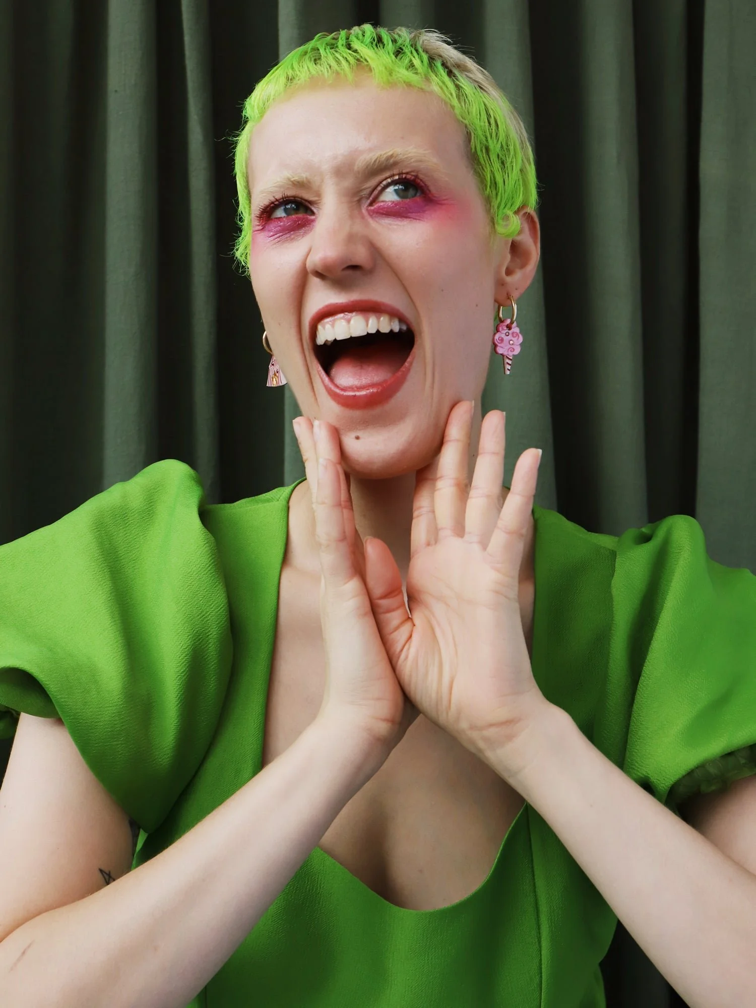 Wolf & Moon 大帳篷環形耳環，採用遊樂園靈感的壓克力吊飾、手繪細節與金填充環形耳環。.