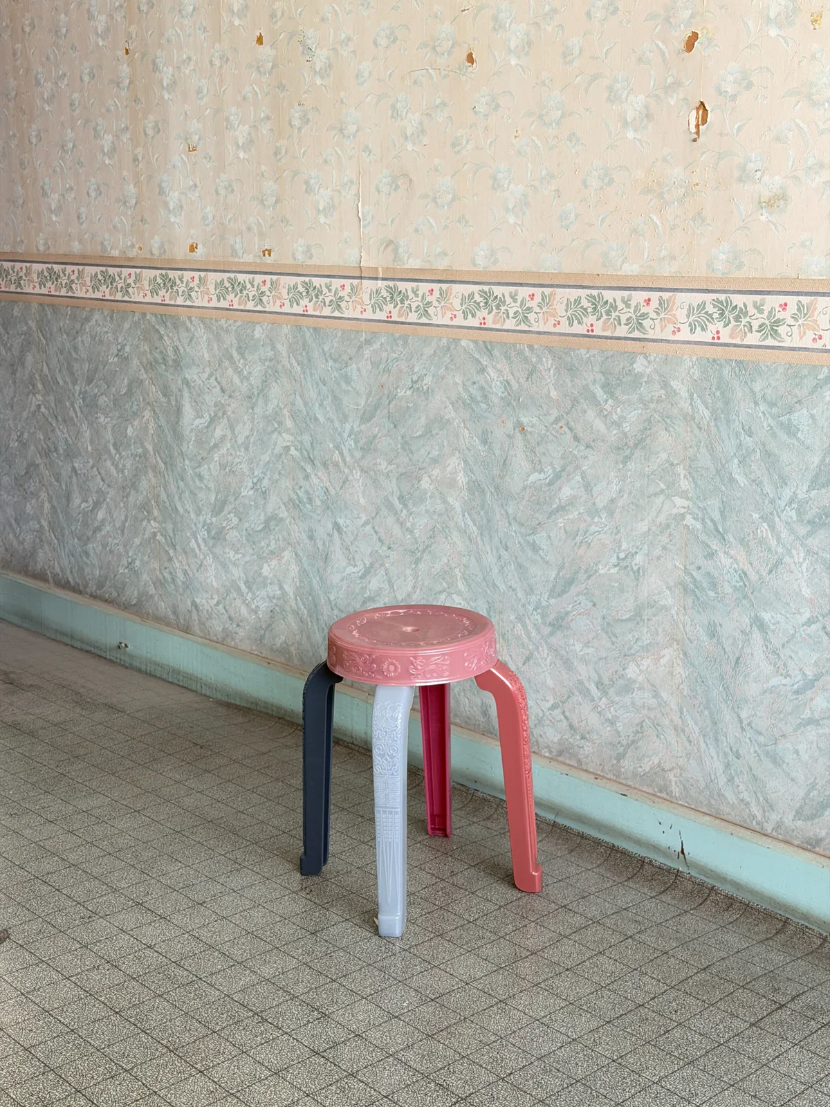 Rumba Bor Look Choop 129 stool in recycled polypropylene with marble-like colour variation