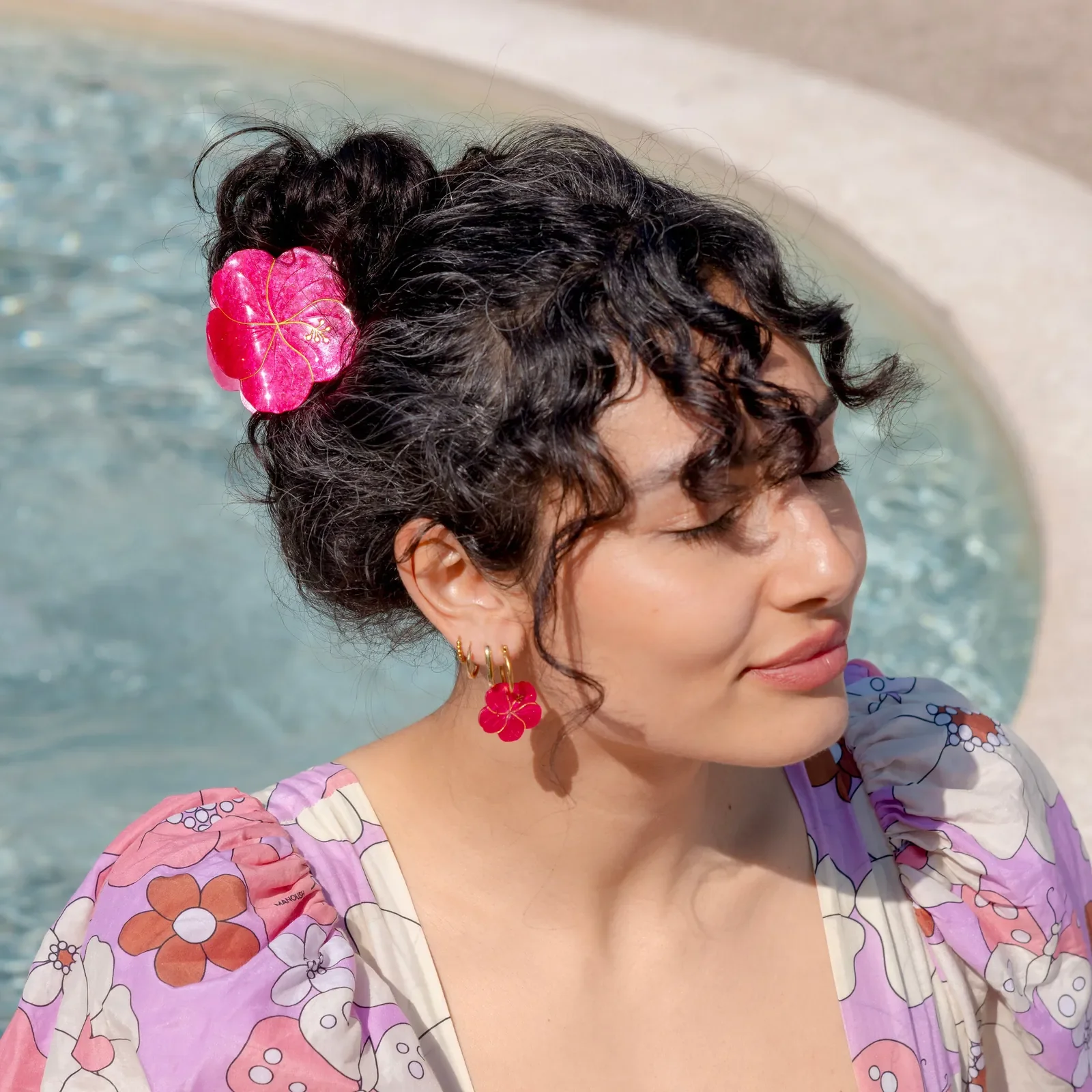 Coucou Suzette Hibiscus Hair Claw in glossy cellulose acetate, a colourful French flower hair accessory curated by Goosebump.