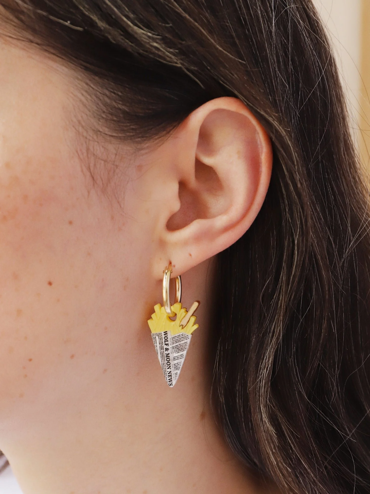 Wolf & Moon 海灘錐形圈環，採用海岸靈感的壓克力吊飾、手繪細節與鍍金圈形耳環。.