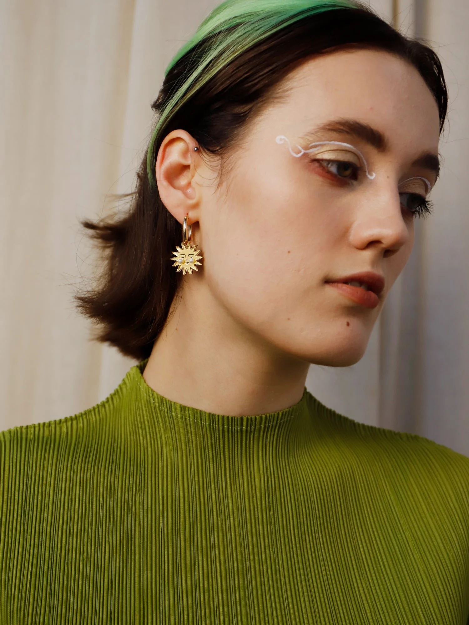 Wolf & Moon 太陽與月亮環，配有不對稱的太陽與月亮吊飾、壓克力與木質細節、捷克玻璃珍珠與實金填充環圈。.