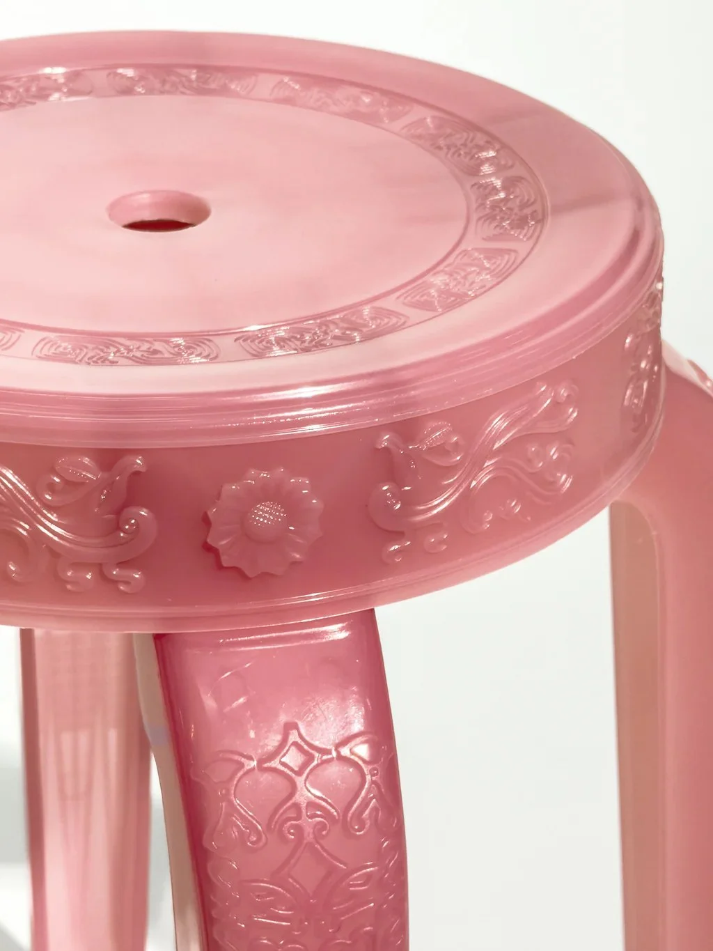 RUMBA BOR Gleabua marble pattern woven stool made from recycled polypropylene for small Hong Kong apartments.