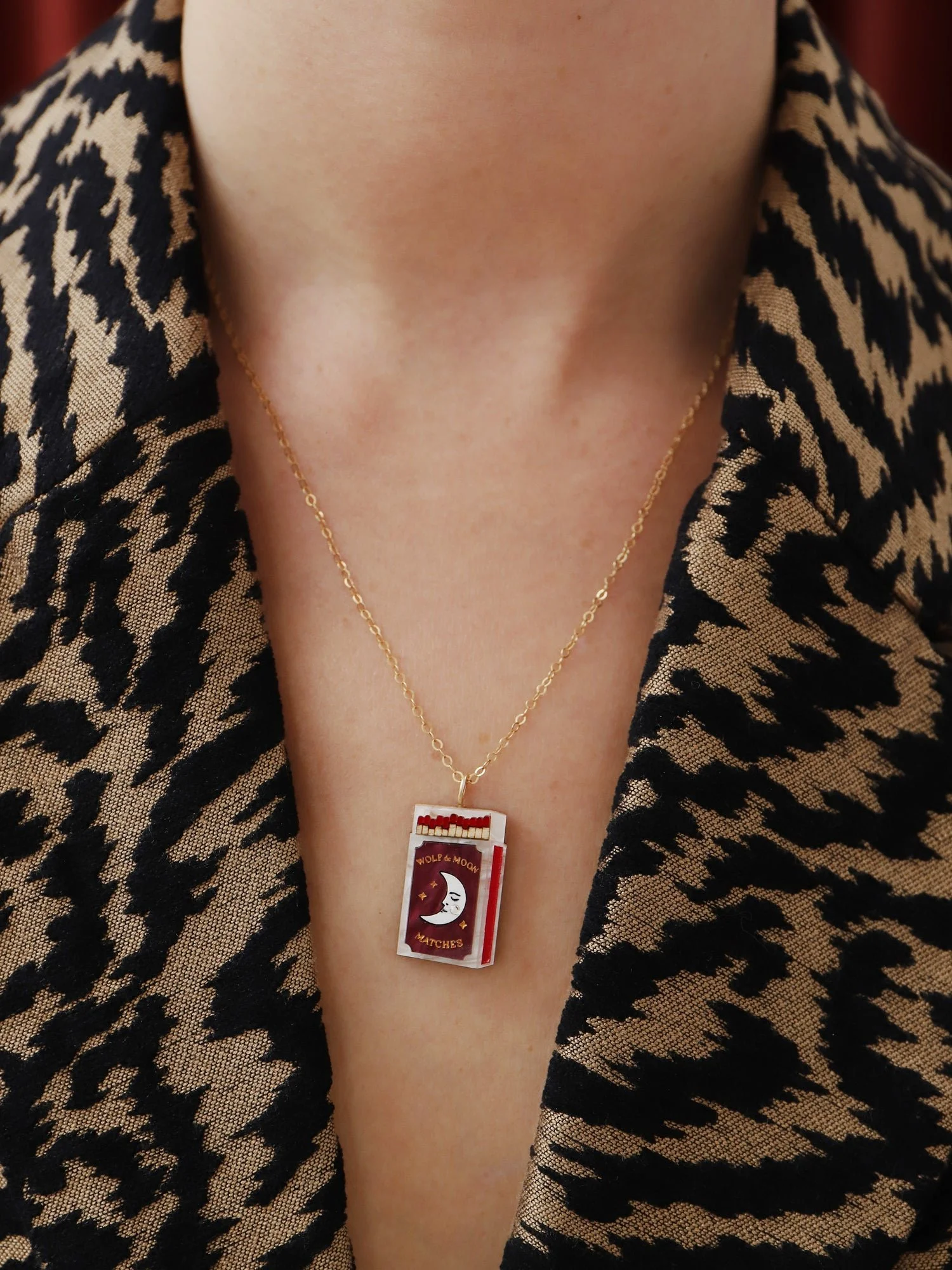 Wolf & Moon 盒子項鍊，配有盒子形狀的壓克力吊墜、手工墨繪細節與鍍金鍊條。.