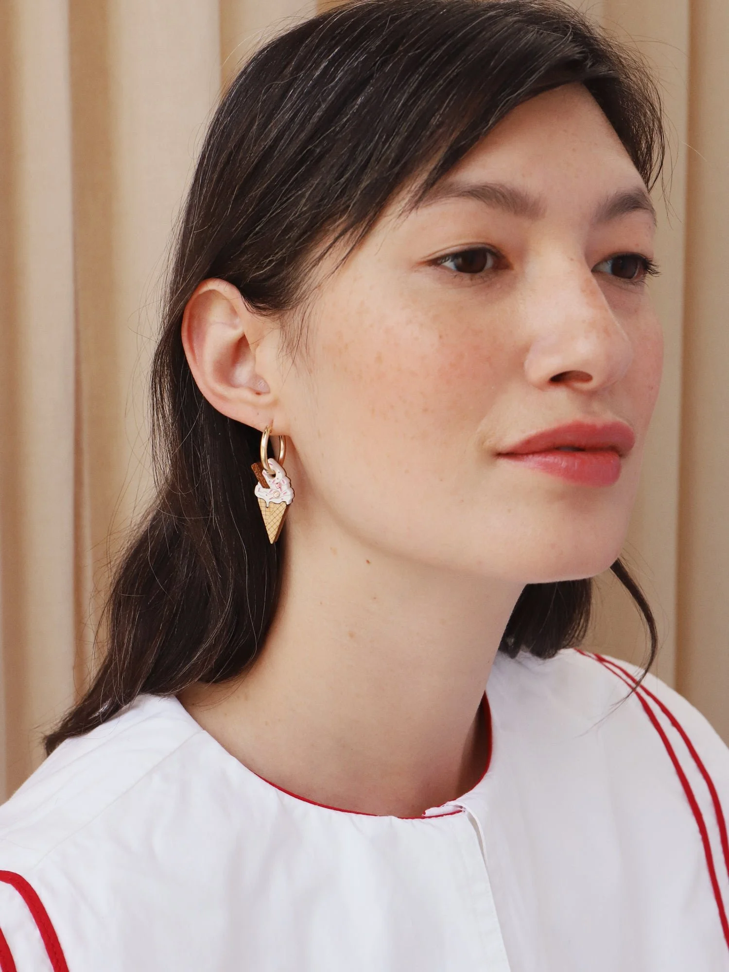 Wolf & Moon 海灘錐形圈環，採用海岸靈感的壓克力吊飾、手繪細節與鍍金圈形耳環。.