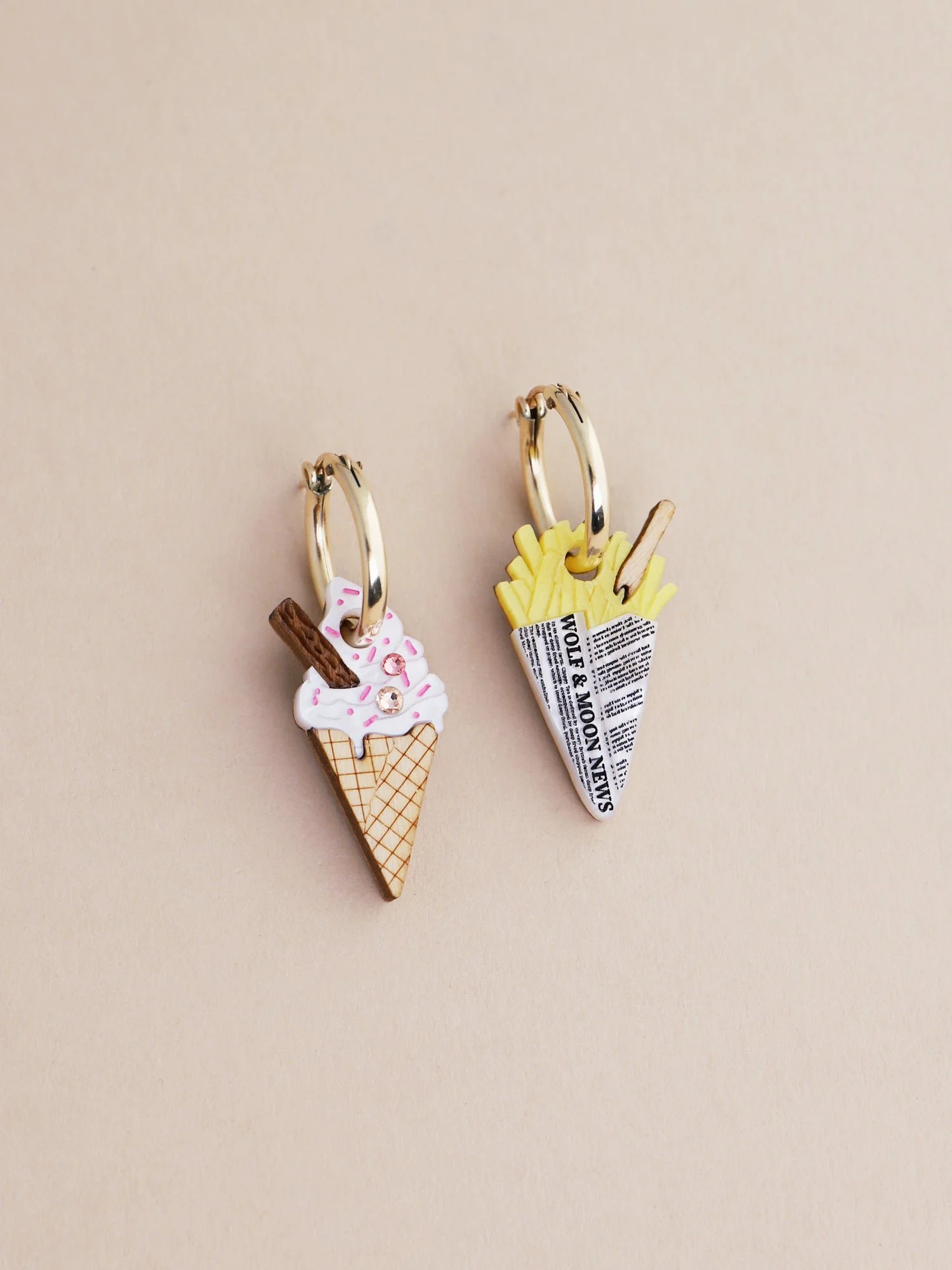 Wolf & Moon 海灘錐形圈環，採用海岸靈感的壓克力吊飾、手繪細節與鍍金圈形耳環。.