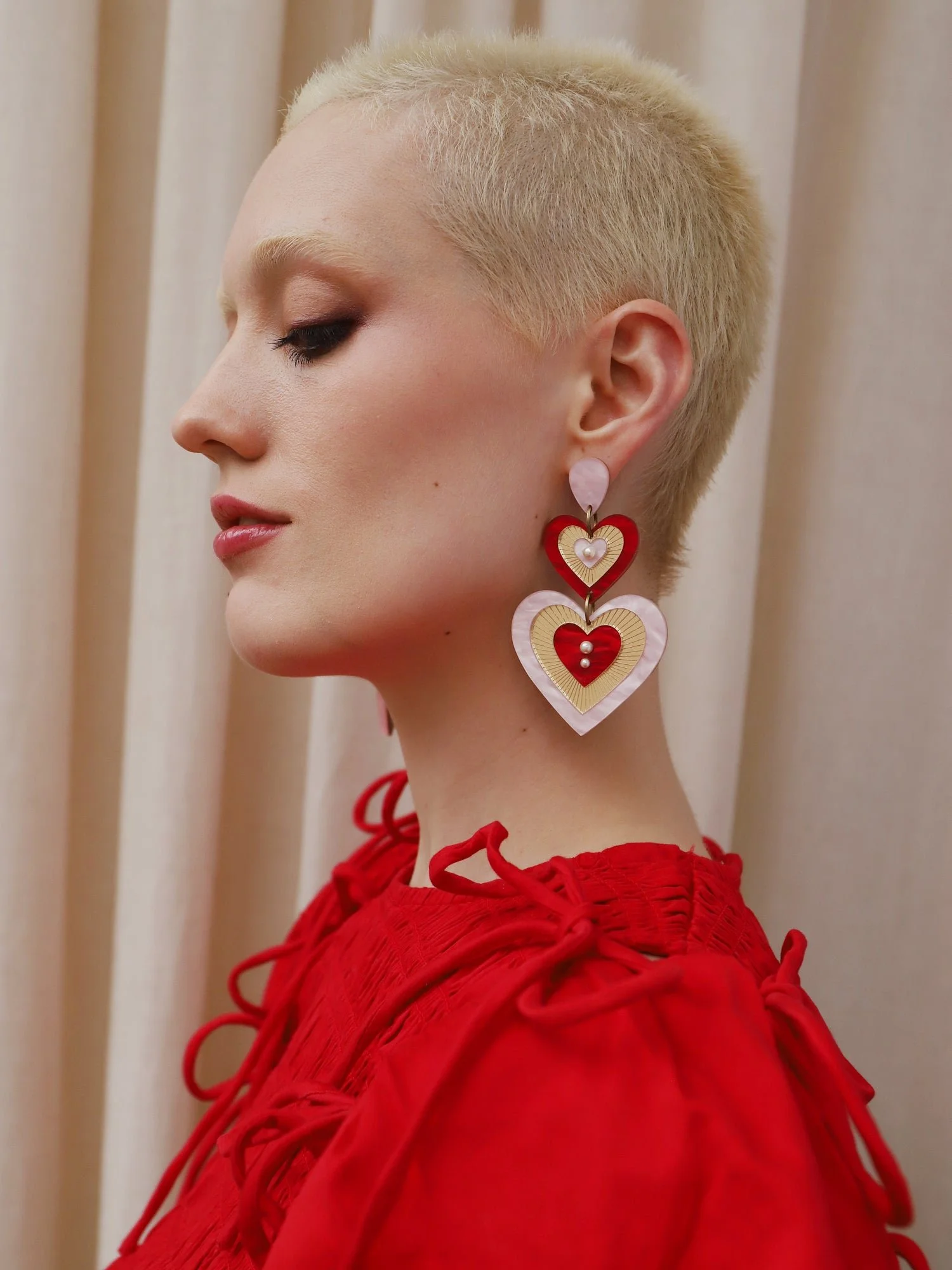 Wolf & Moon Ava 主張耳環，粉紅與紅色搭配層疊心形壓克力造型與玻璃珍珠細節。.