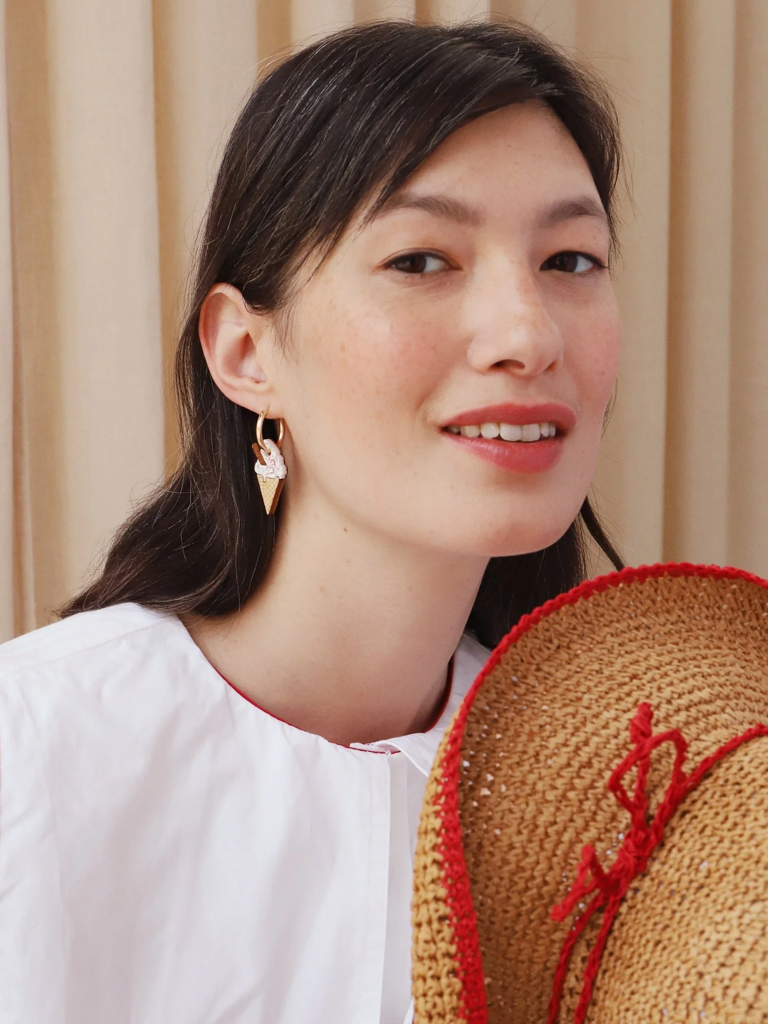 Wolf & Moon 海灘錐形圈環，採用海岸靈感的壓克力吊飾、手繪細節與鍍金圈形耳環。.