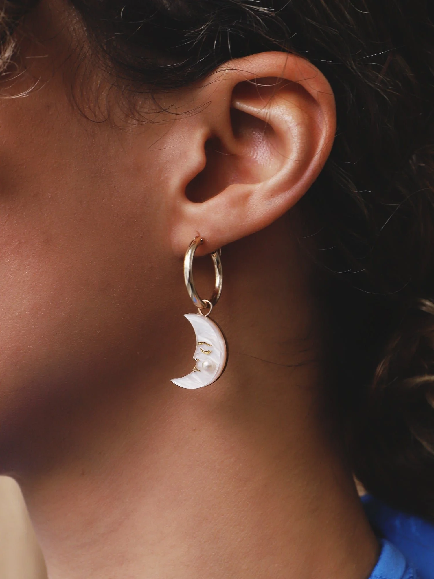 Wolf & Moon 月亮 & 星星環，配有不對稱的月亮與星星吊飾，使用鏡面與大理石壓克力，掛於輕盈環上。.