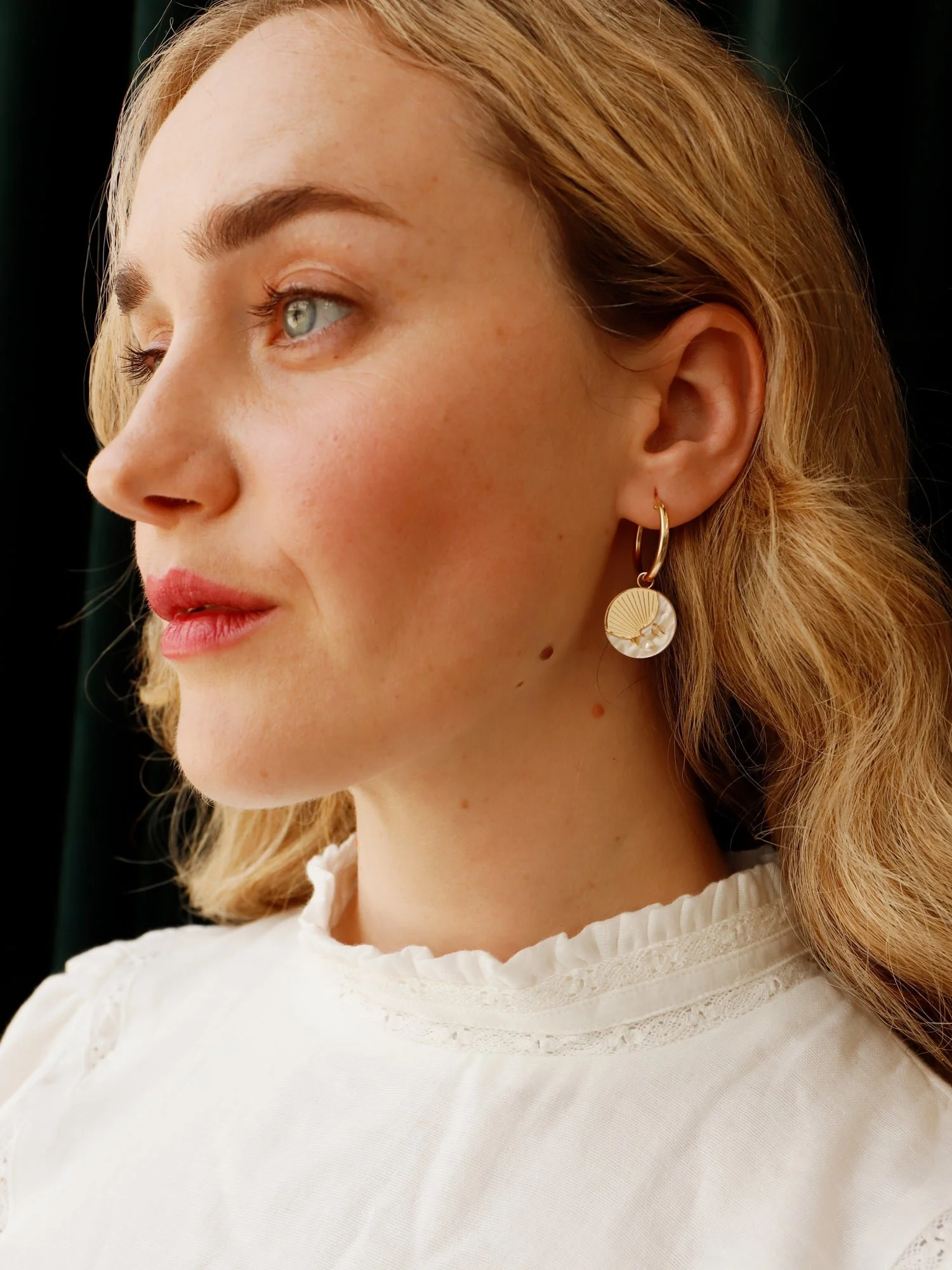 Wolf & Moon Moon II 金色月亮環，配有金色鏡面壓克力與奶油大理石壓克力的月牙吊飾，掛於金填充環上。.