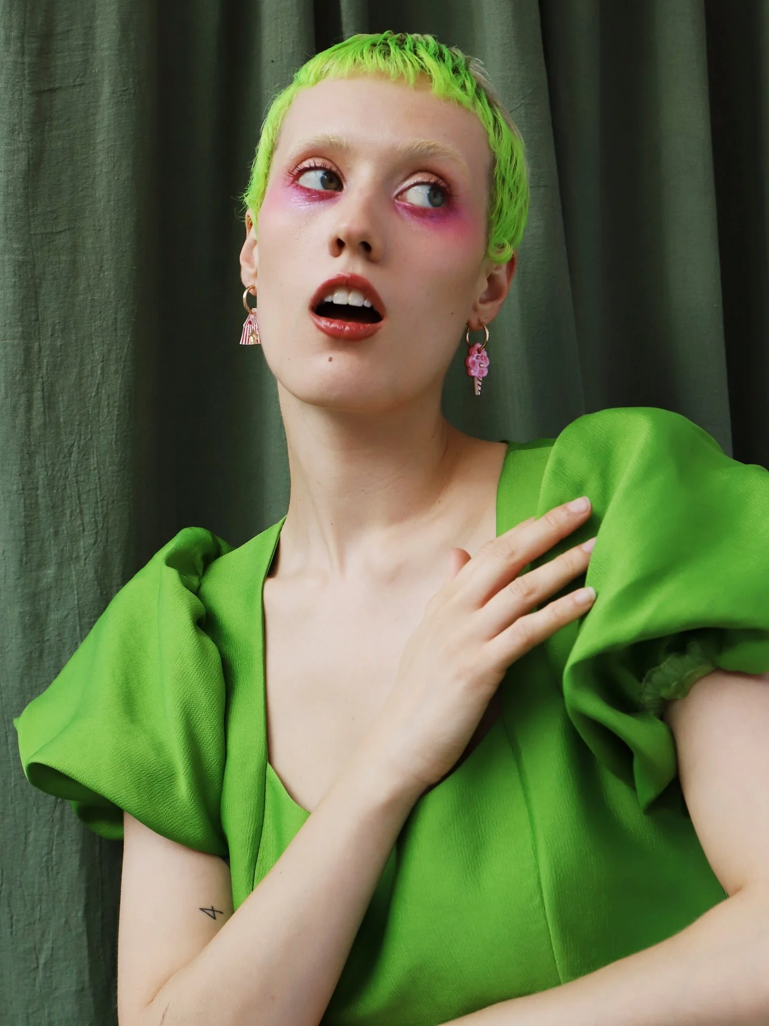 Wolf & Moon 大帳篷環形耳環，採用遊樂園靈感的壓克力吊飾、手繪細節與金填充環形耳環。.