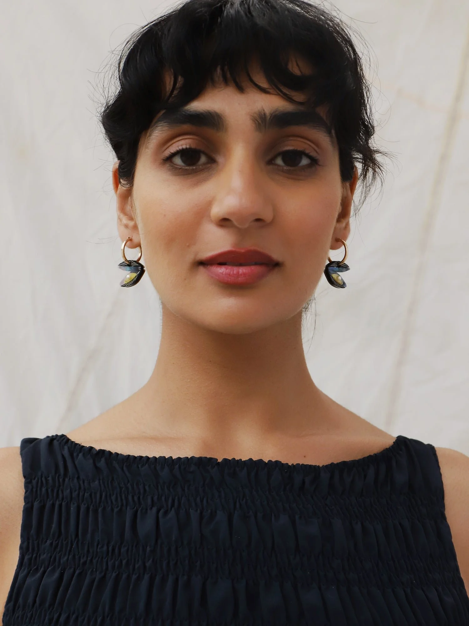 Wolf & Moon 貝殼圈環，搭配大理石紋壓克力貝殼形狀吊飾、玻璃珍珠細節與金填充圈形耳環。.