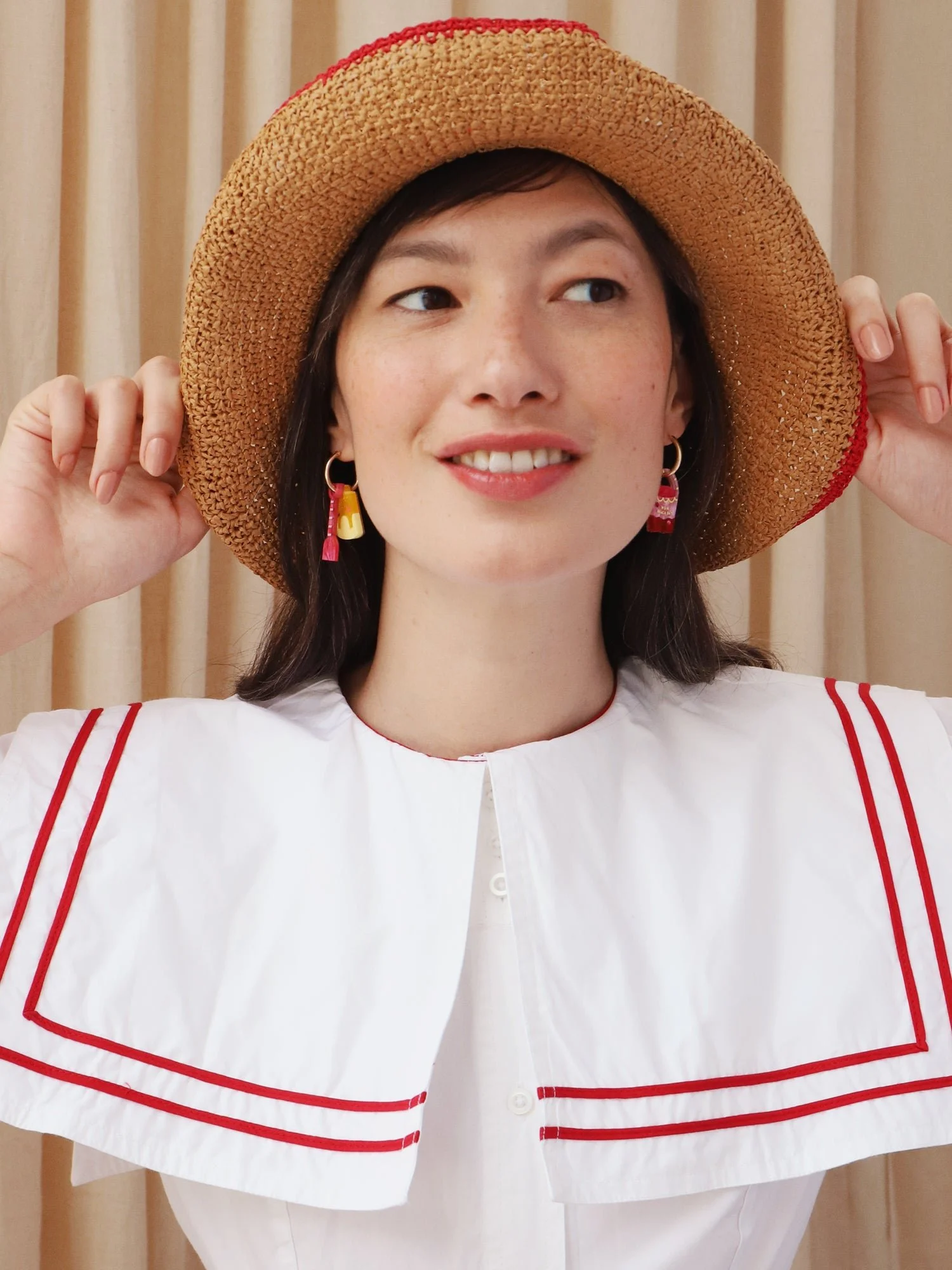 Wolf & Moon 桶與鏟環形耳環，搭配不對稱的桶與鏟壓克力吊飾、手繪細節與環形耳環。.