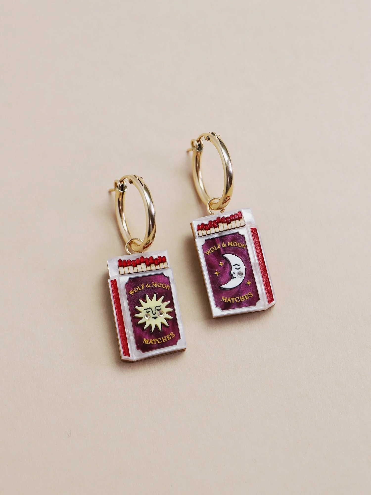 Wolf & Moon 盒子形環形耳環，配有盒子造型壓克力吊飾、手繪細節與金填充環形耳環。.