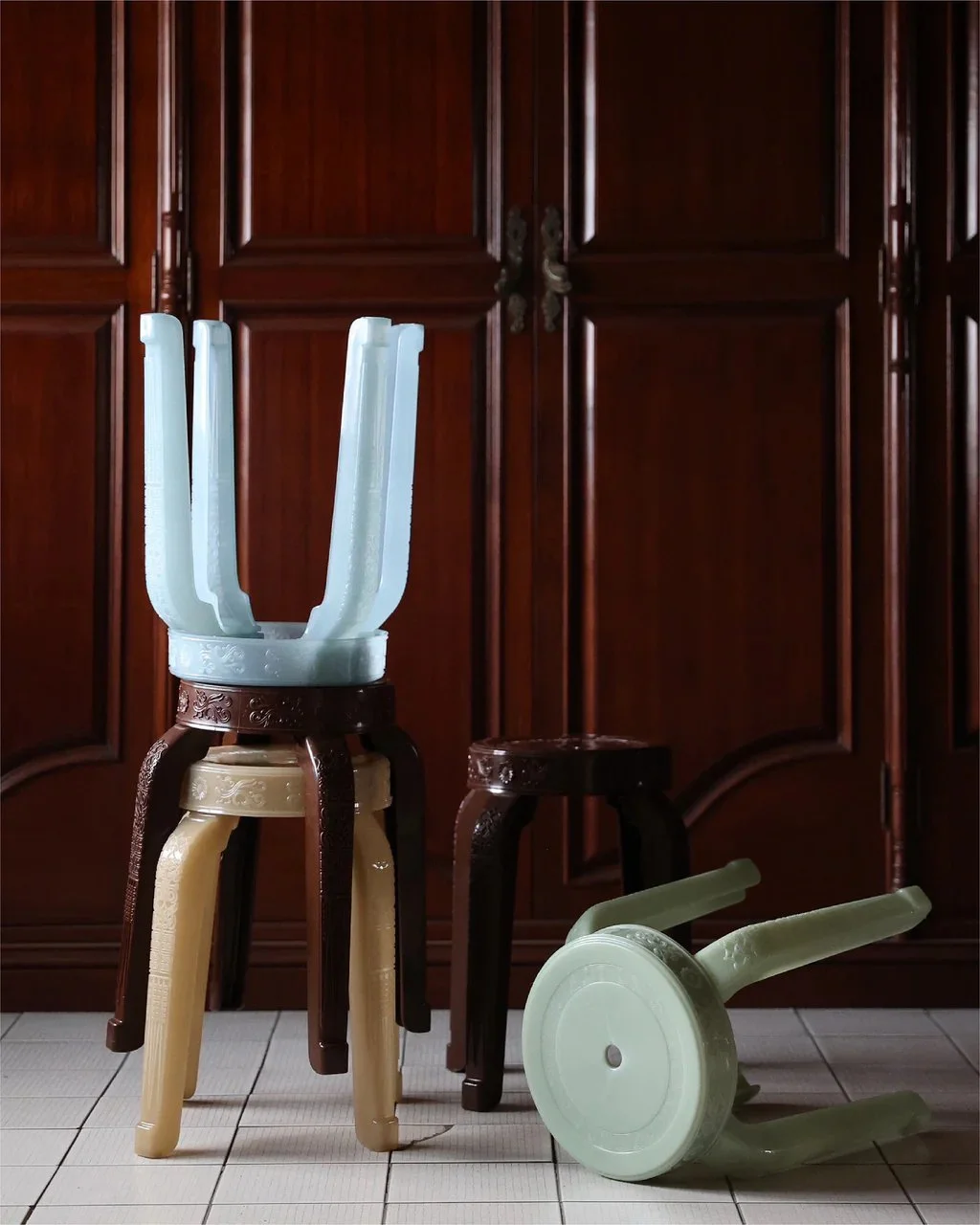 RUMBA BOR Fah Sai blue speckled woven stool made from recycled polypropylene for small Hong Kong apartments.