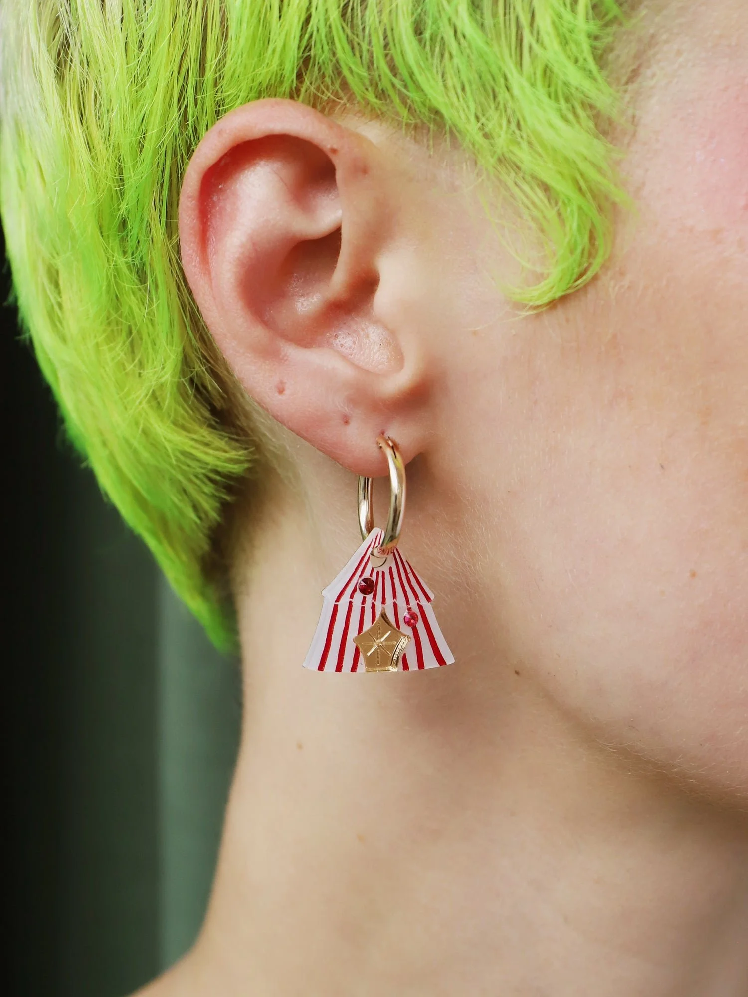 Wolf & Moon 大帳篷環形耳環，採用遊樂園靈感的壓克力吊飾、手繪細節與金填充環形耳環。.