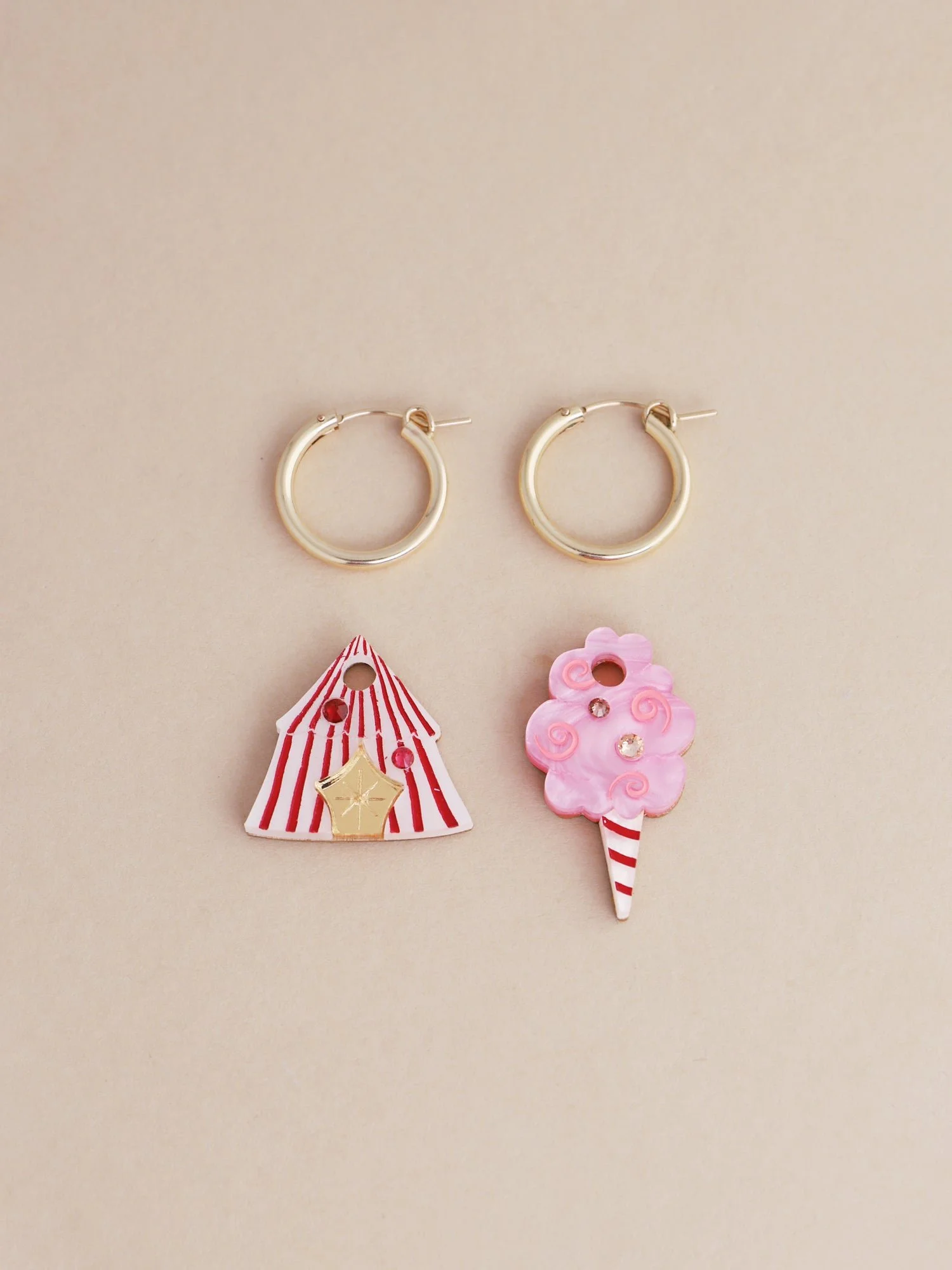 Wolf & Moon 大帳篷環形耳環，採用遊樂園靈感的壓克力吊飾、手繪細節與金填充環形耳環。.