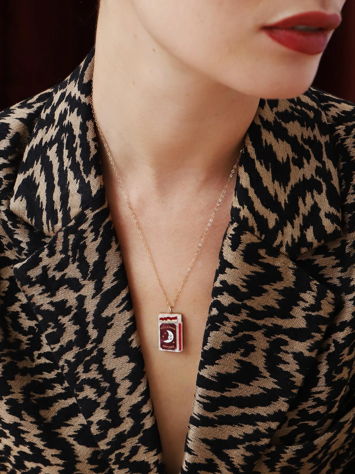 Wolf & Moon 盒子項鍊，配有盒子形狀的壓克力吊墜、手工墨繪細節與鍍金鍊條。.