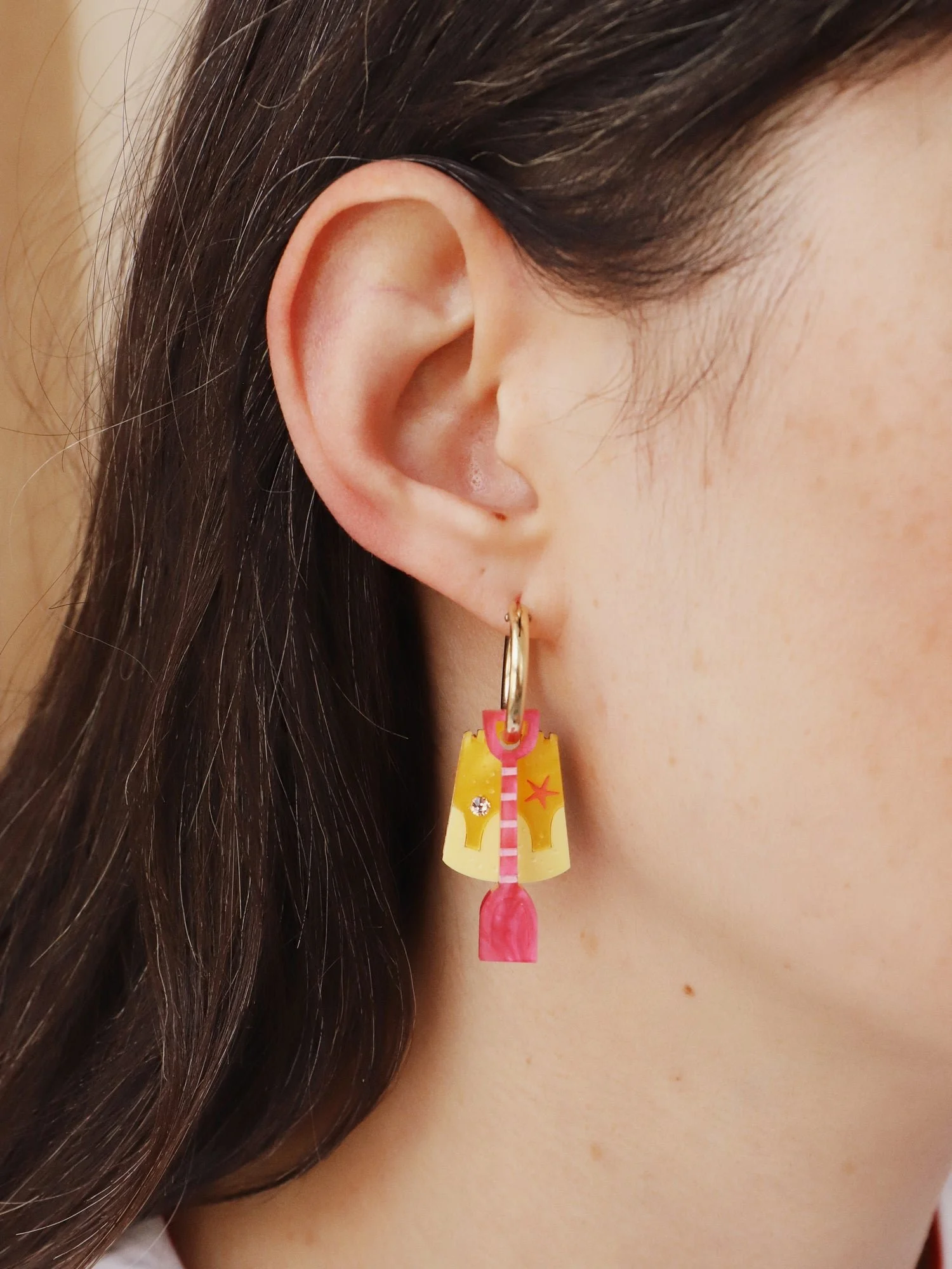 Wolf & Moon 桶與鏟環形耳環，搭配不對稱的桶與鏟壓克力吊飾、手繪細節與環形耳環。.