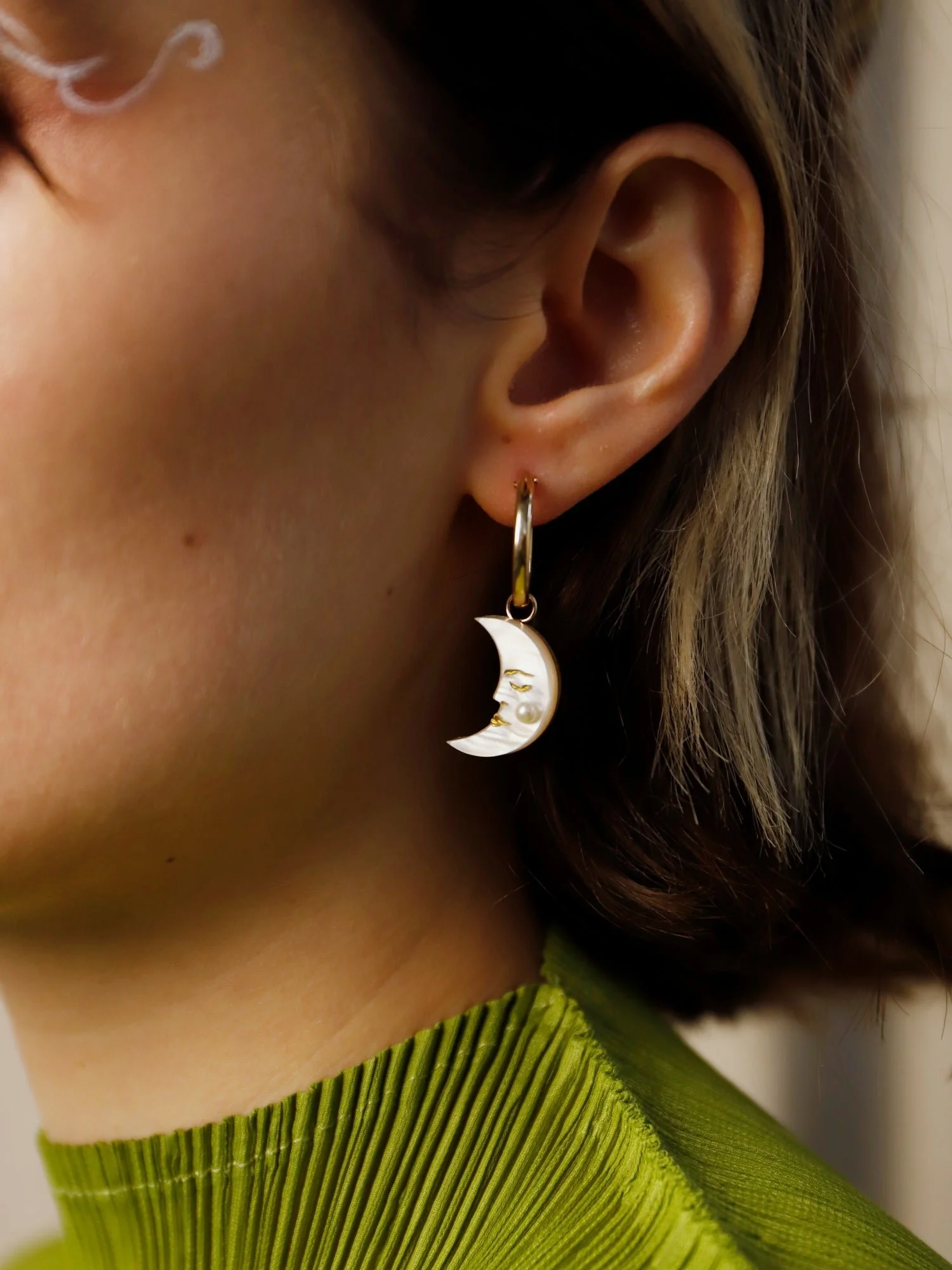 Wolf & Moon 太陽與月亮環，配有不對稱的太陽與月亮吊飾、壓克力與木質細節、捷克玻璃珍珠與實金填充環圈。.