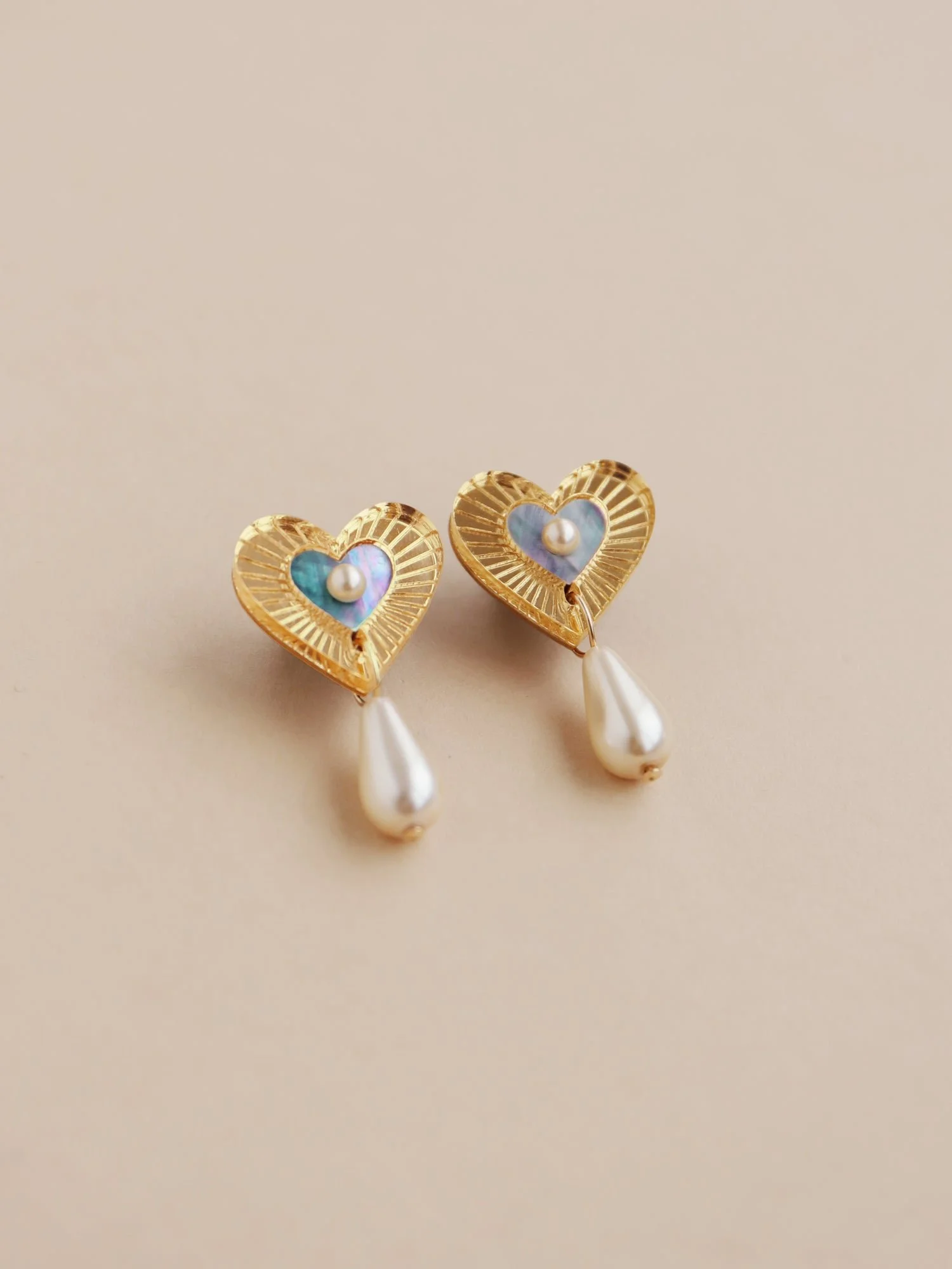 Wolf & Moon Robyn 滴形耳釘，採用藍色母貝，具心形滴狀細節、壓克力點綴與珍珠裝飾。.