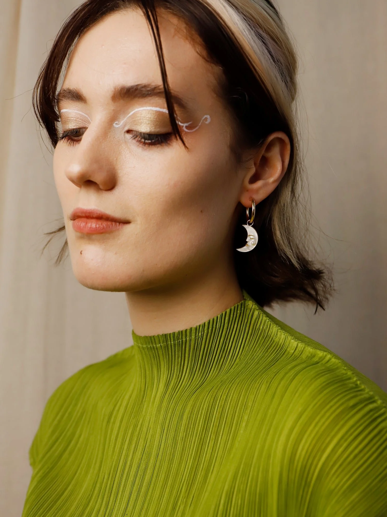 Wolf & Moon 太陽與月亮環，配有不對稱的太陽與月亮吊飾、壓克力與木質細節、捷克玻璃珍珠與實金填充環圈。.