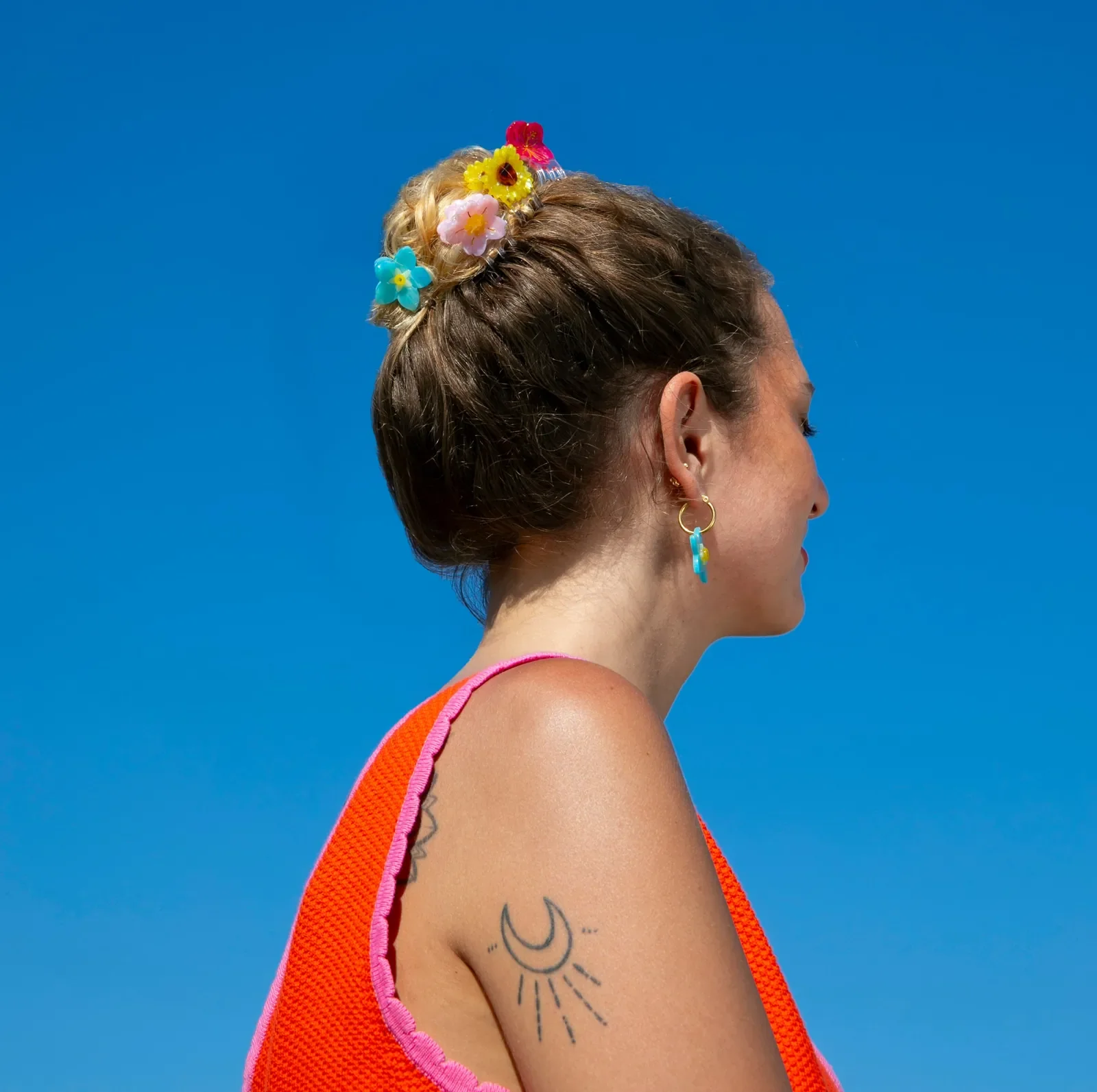 Coucou Suzette Mini Hibiscus Hair Claw in acrylic, a cheerful French flower hair accessory curated by Goosebump.