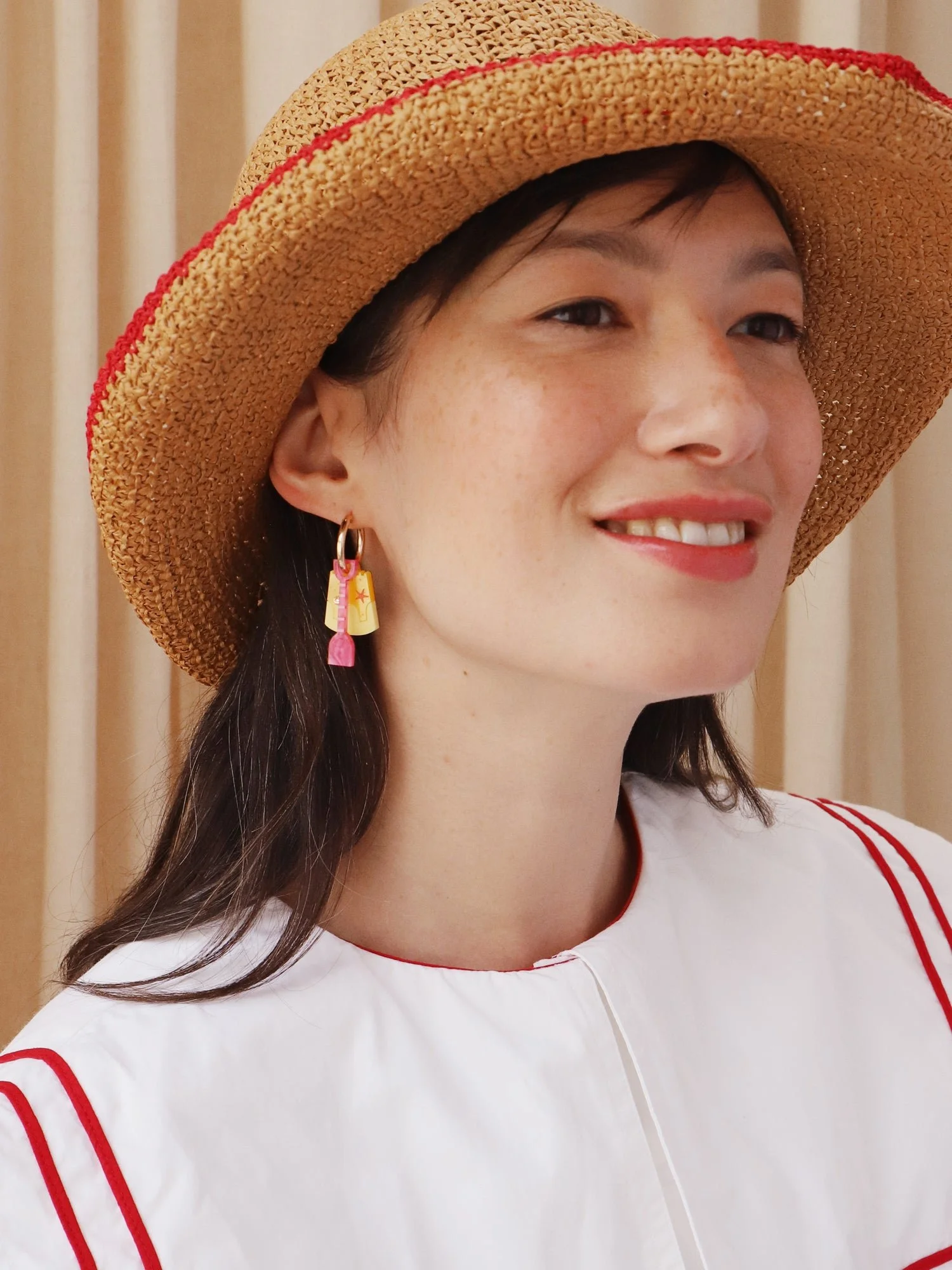 Wolf & Moon 桶與鏟環形耳環，搭配不對稱的桶與鏟壓克力吊飾、手繪細節與環形耳環。.