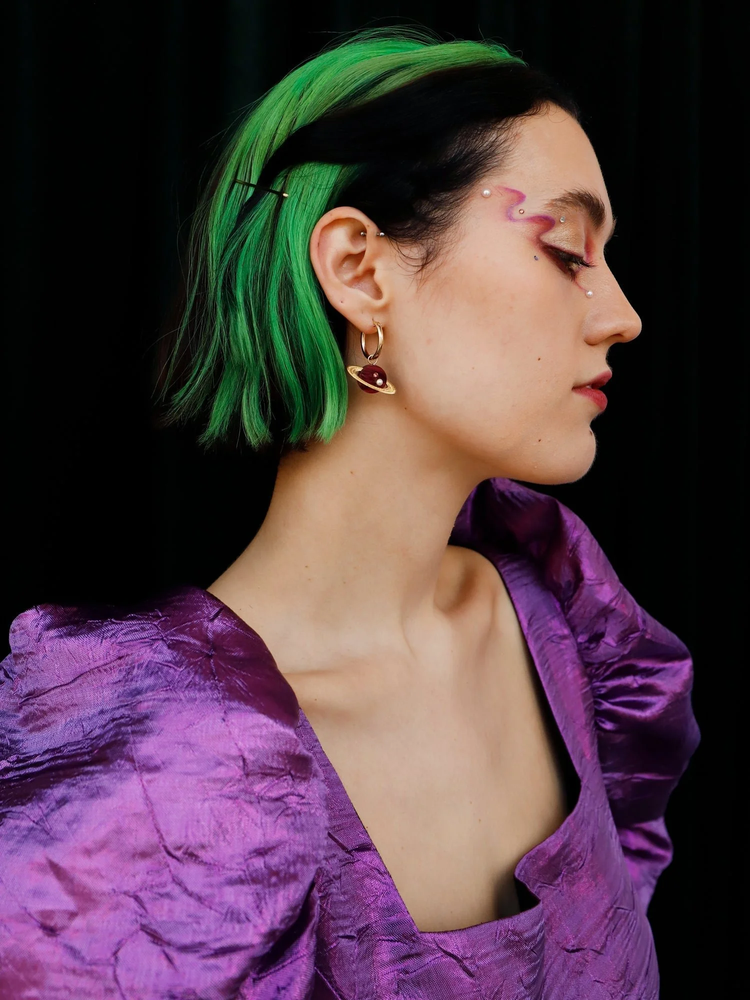 Wolf & Moon 流星 & 土星圈，搭配不對稱的星空飾件、壓克力與木質細節、玻璃珍珠、晶石與鍍金圈環。.