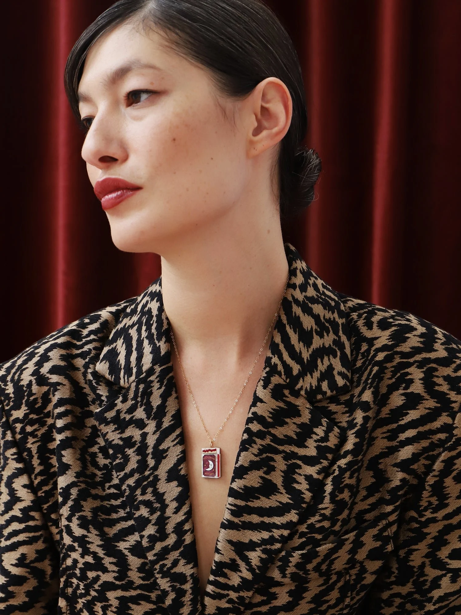 Wolf & Moon 盒子項鍊，配有盒子形狀的壓克力吊墜、手工墨繪細節與鍍金鍊條。.