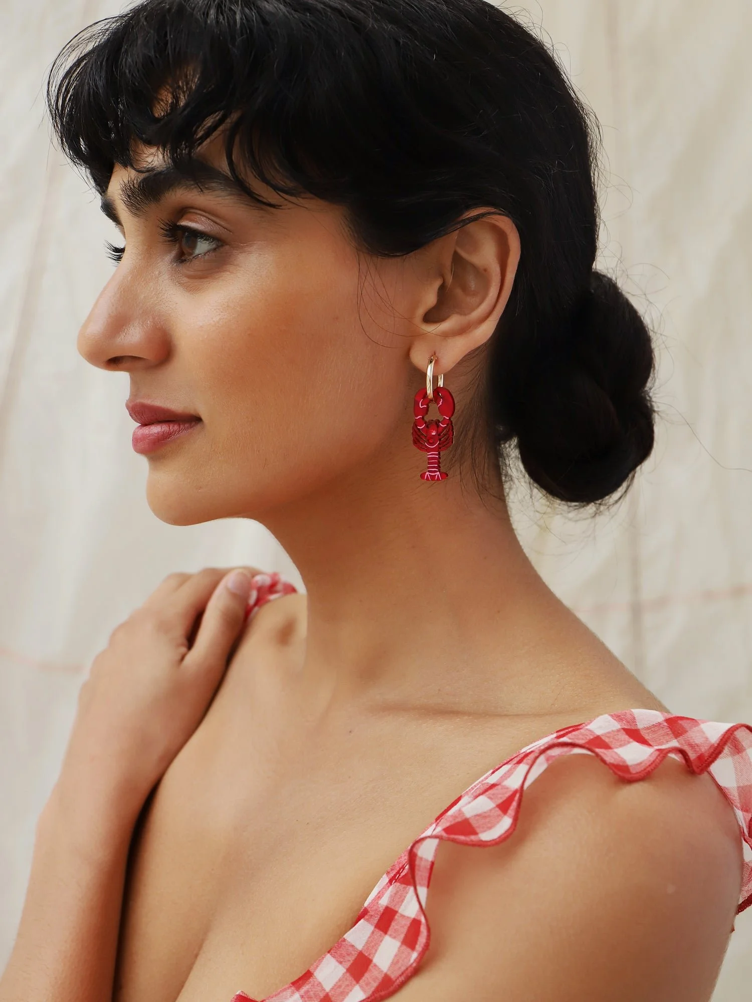 Wolf & Moon 龍蝦環，配有龍蝦形壓克力吊飾、晶石與珍珠細節，並採用金填充環耳環。.