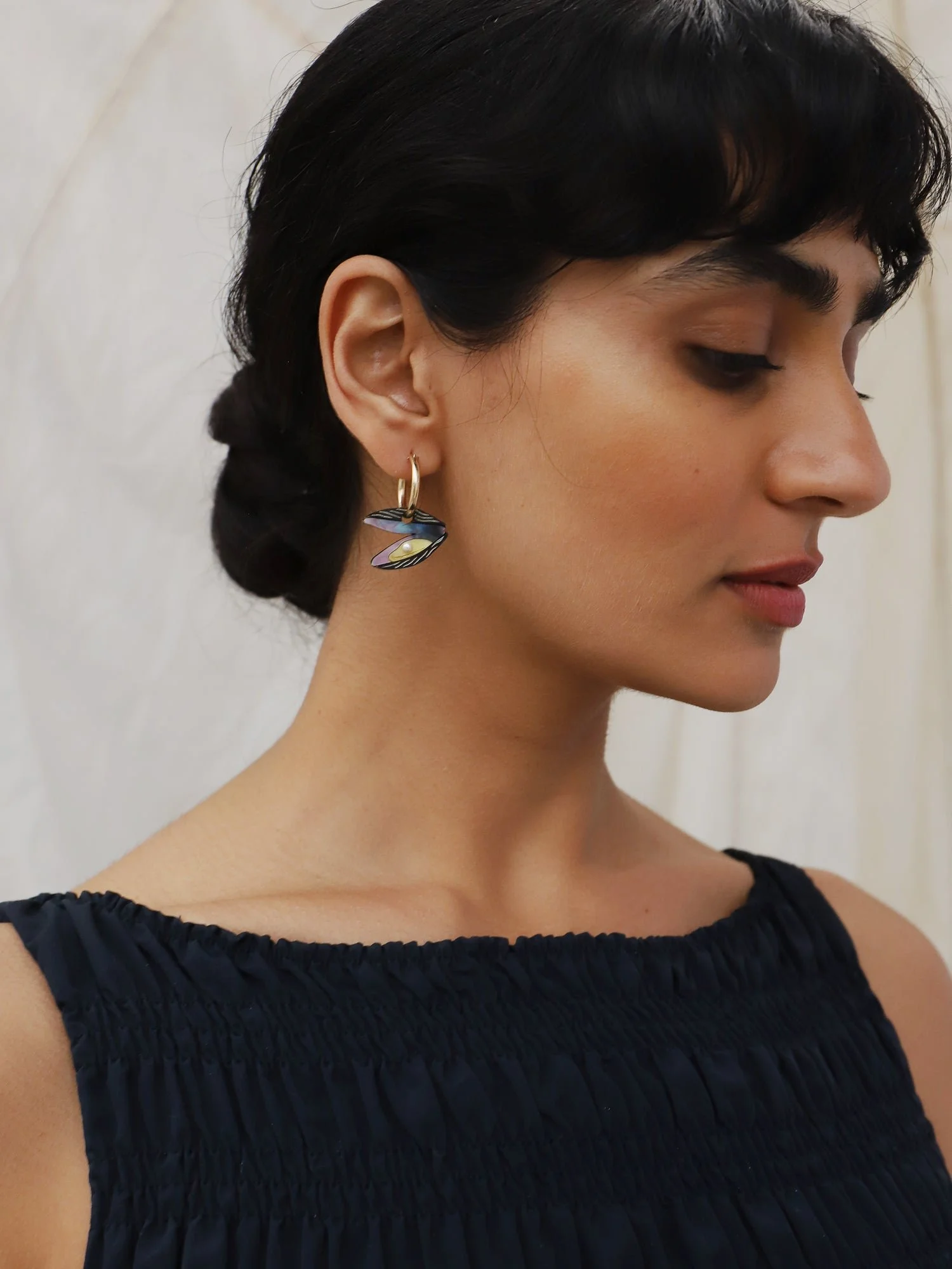 Wolf & Moon 貝殼圈環，搭配大理石紋壓克力貝殼形狀吊飾、玻璃珍珠細節與金填充圈形耳環。.