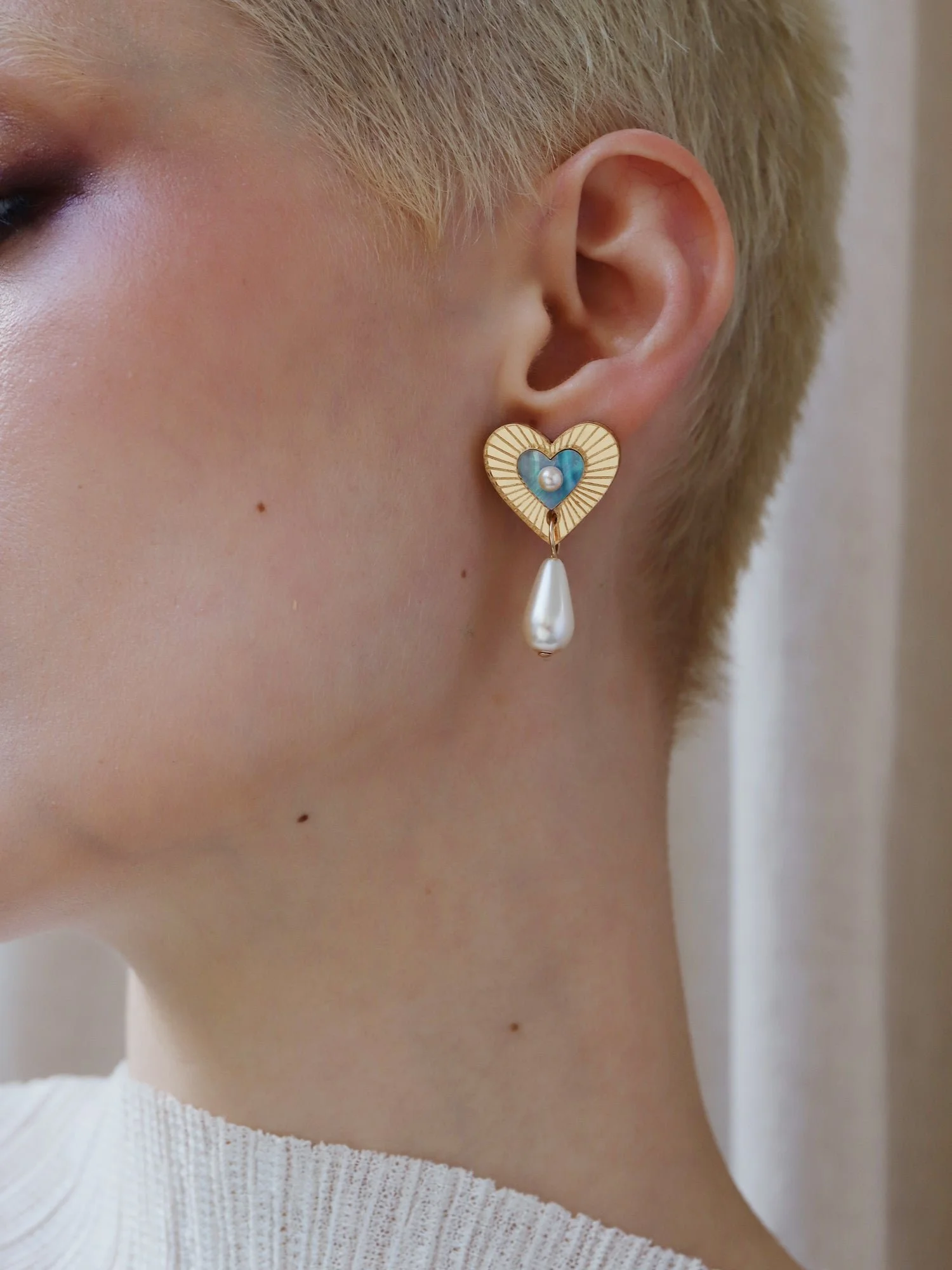 Wolf & Moon Robyn 滴形耳釘，採用藍色母貝，具心形滴狀細節、壓克力點綴與珍珠裝飾。.