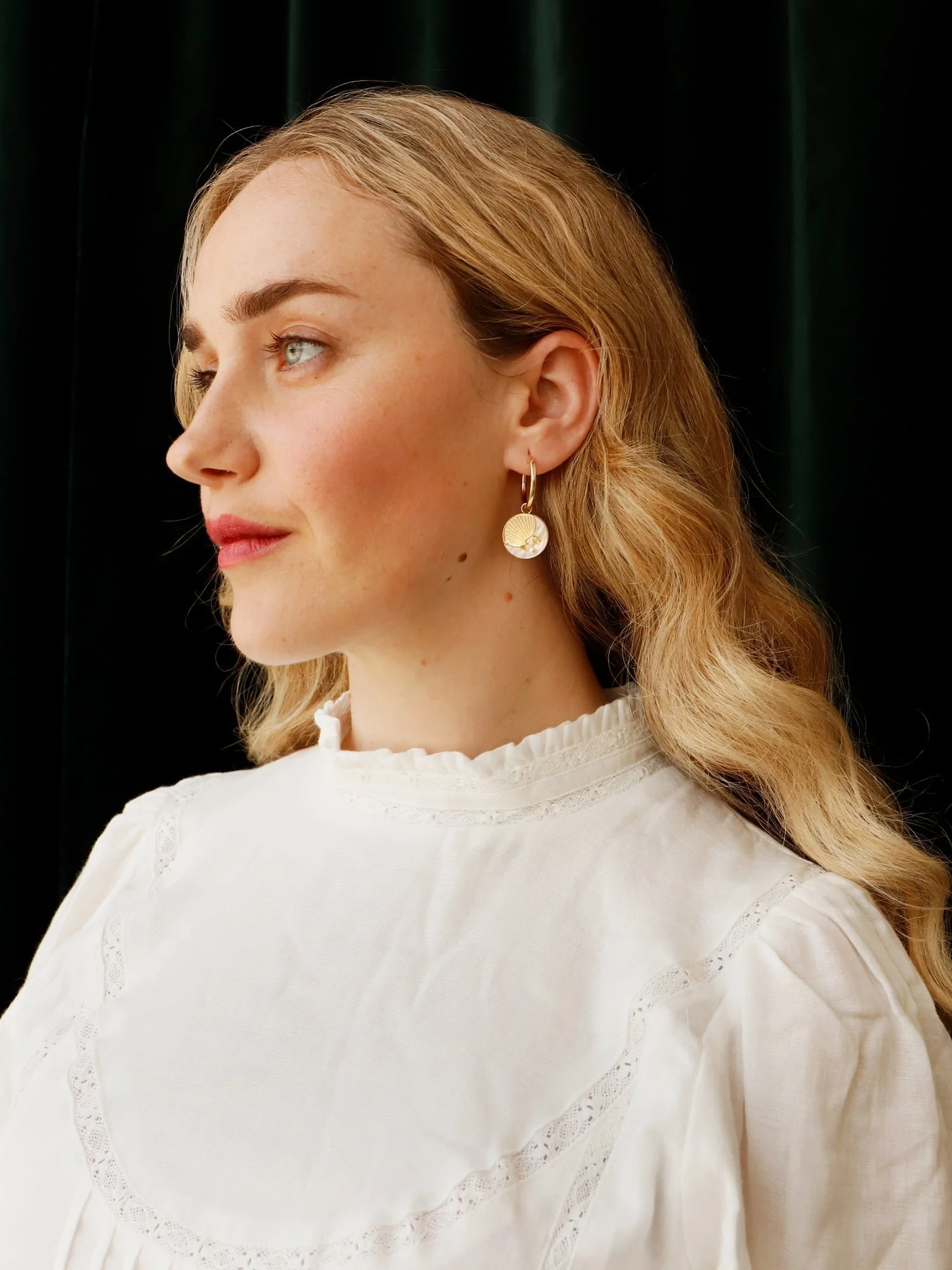 Wolf & Moon Moon II 金色月亮環，配有金色鏡面壓克力與奶油大理石壓克力的月牙吊飾，掛於金填充環上。.