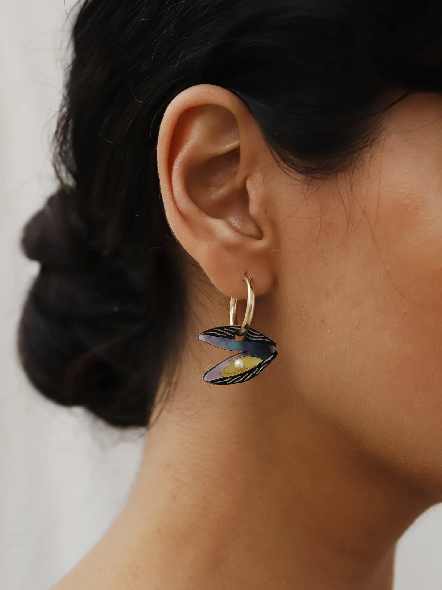 Wolf & Moon 貝殼圈環，搭配大理石紋壓克力貝殼形狀吊飾、玻璃珍珠細節與金填充圈形耳環。.