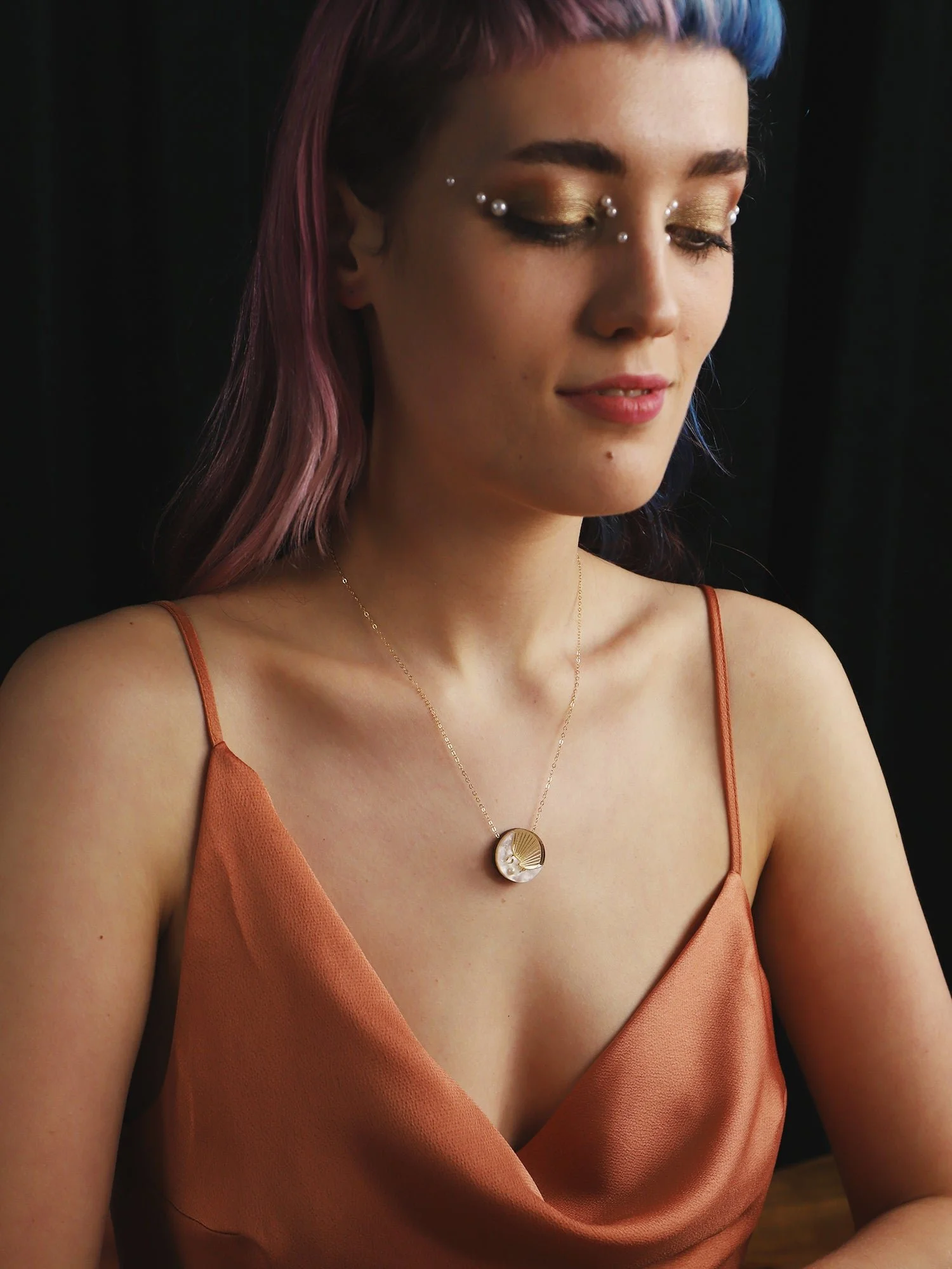 Wolf & Moon 金色月亮項鍊，配有金鏡面壓克力與奶油大理石紋壓克力製成的月牙吊墜，掛於金填充鍊條上。.