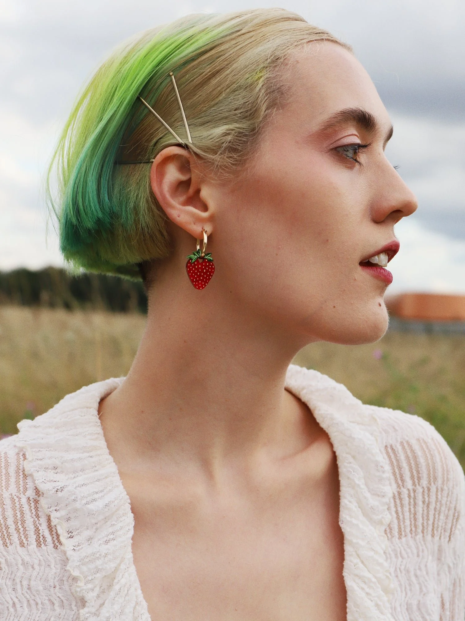 Wolf & Moon 草莓 II 吊環，配有紅色草莓飾件與金色圈形耳環。.