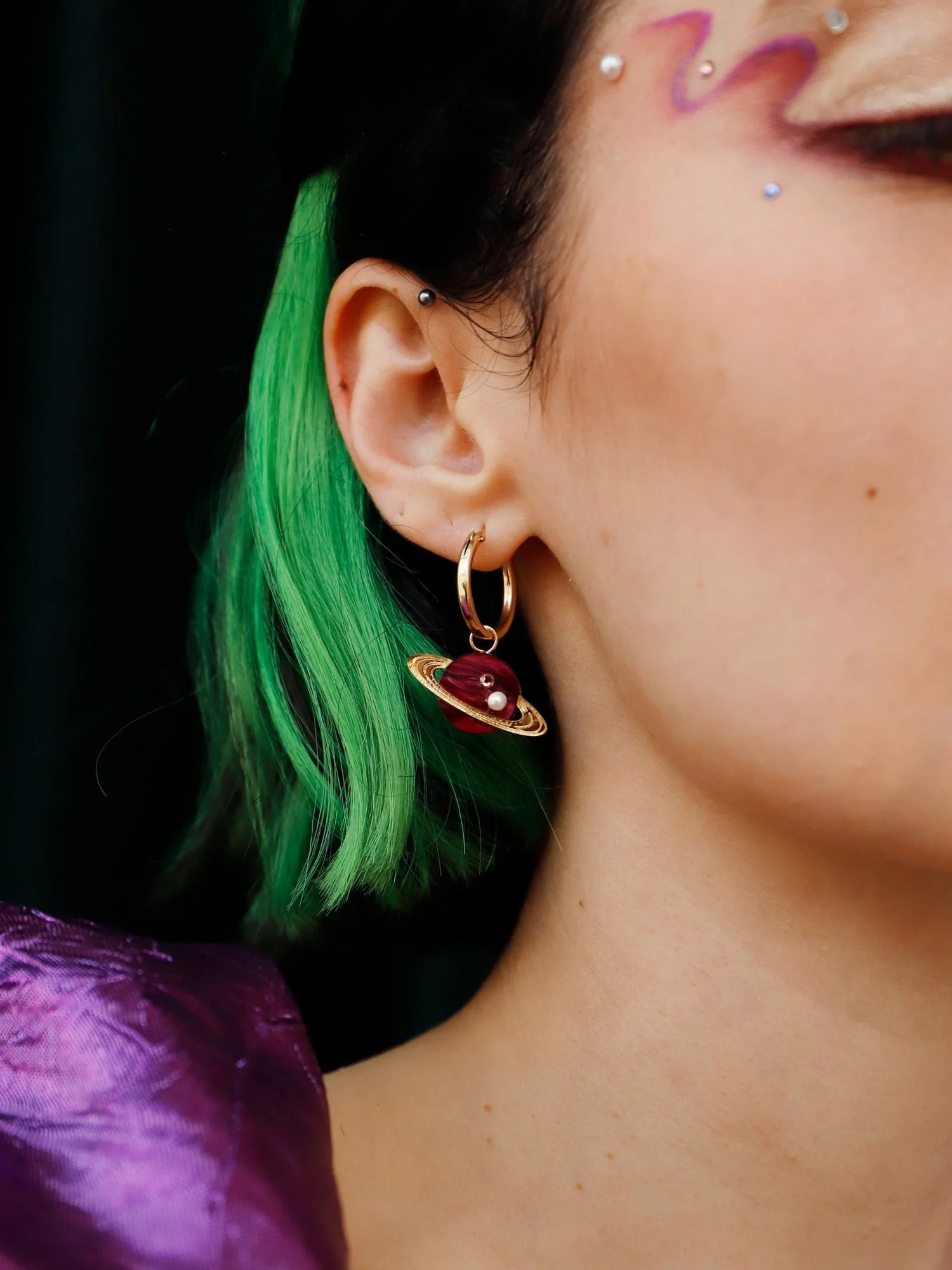 Wolf & Moon 流星 & 土星圈，搭配不對稱的星空飾件、壓克力與木質細節、玻璃珍珠、晶石與鍍金圈環。.