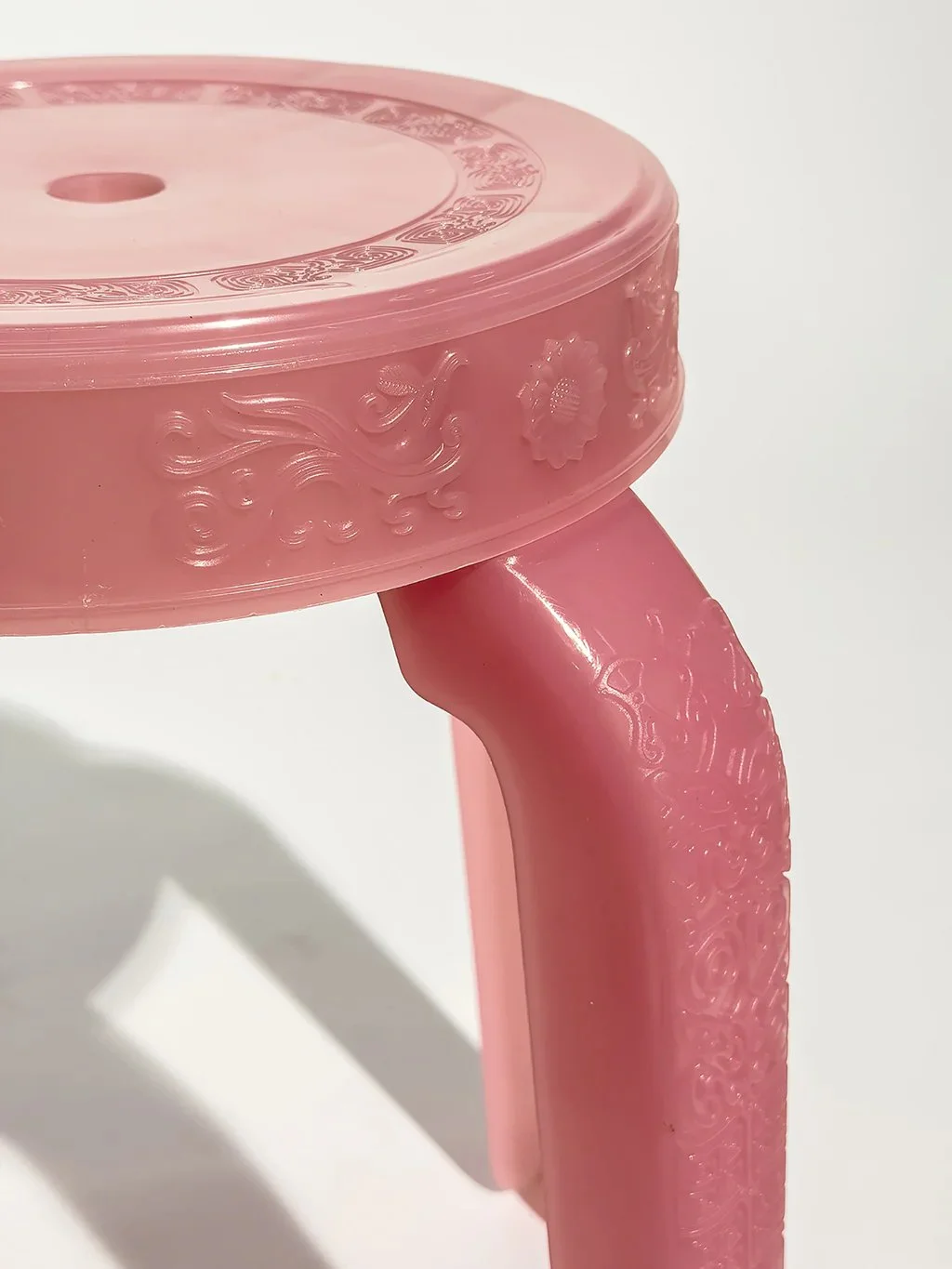 RUMBA BOR Gleabua marble pattern woven stool made from recycled polypropylene for small Hong Kong apartments.