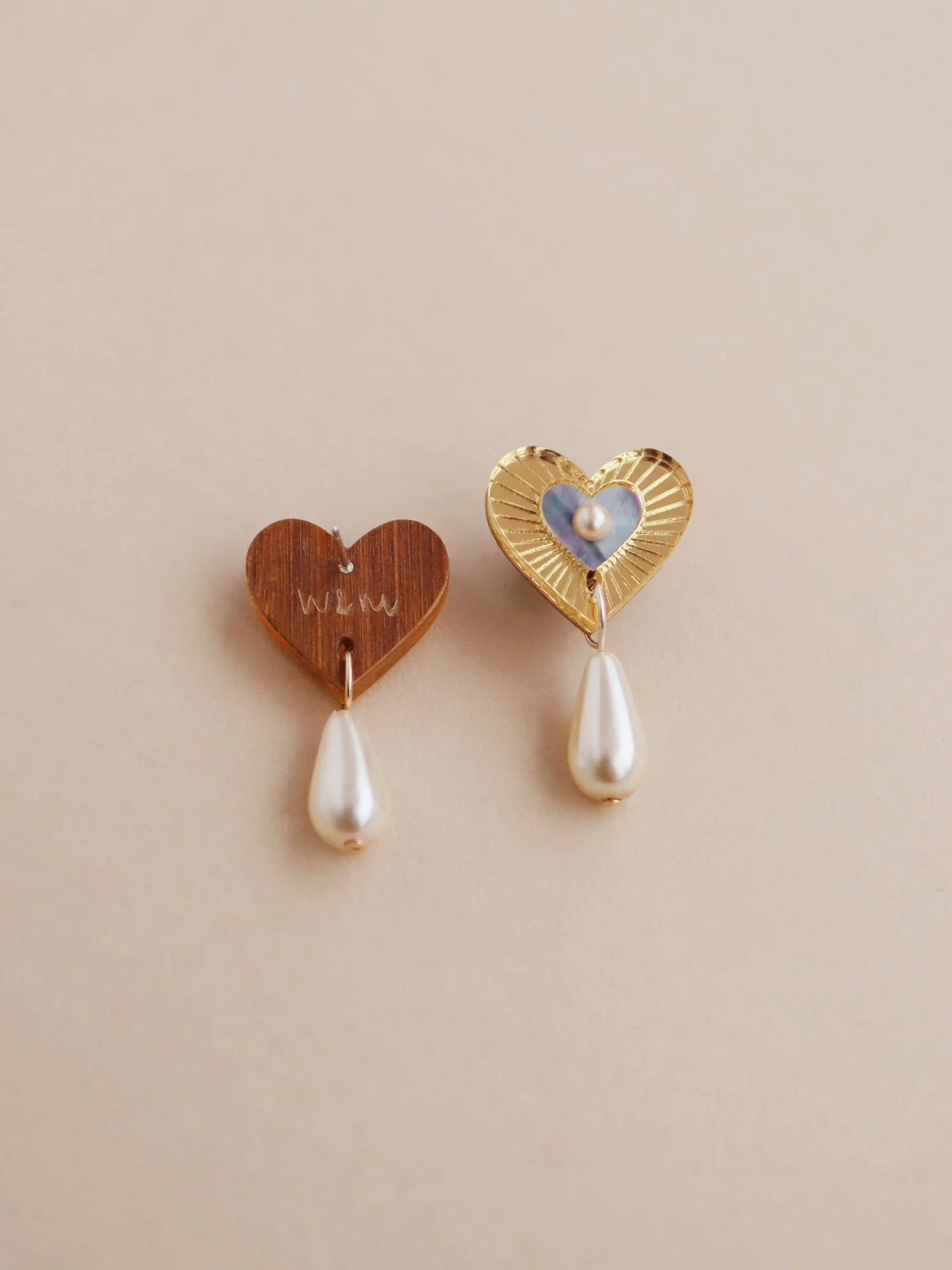 Wolf & Moon Robyn 滴形耳釘，採用藍色母貝，具心形滴狀細節、壓克力點綴與珍珠裝飾。.