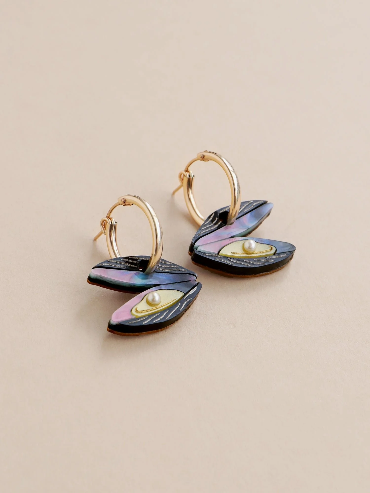 主图-03.jpegWolf & Moon 貝殼圈環，搭配大理石紋壓克力貝殼形狀吊飾、玻璃珍珠細節與金填充圈形耳環。.