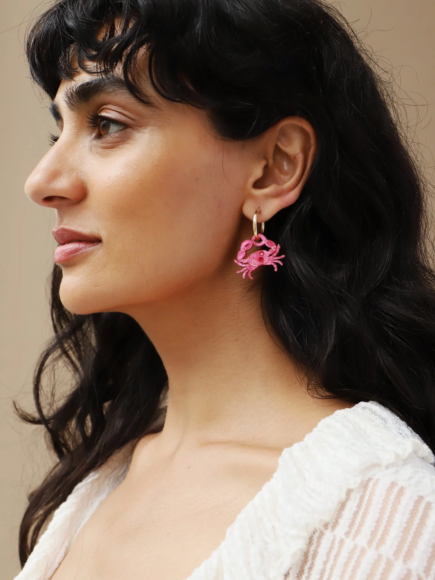 Wolf & Moon 螃蟹圈環，搭配雕塑感的螃蟹形壓克力飾件、晶石細節與金填充圈形耳環。.