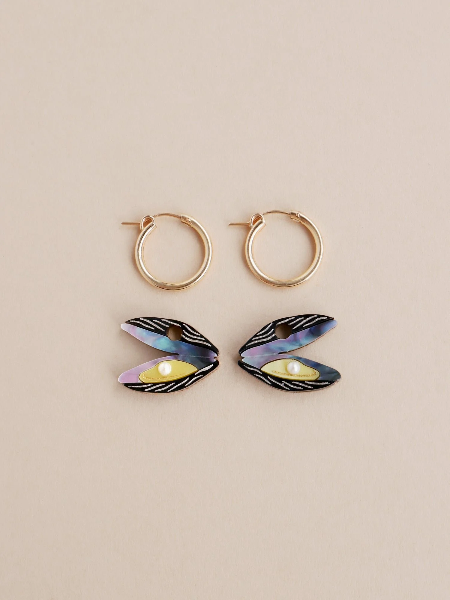 Wolf & Moon 貝殼圈環，搭配大理石紋壓克力貝殼形狀吊飾、玻璃珍珠細節與金填充圈形耳環。.