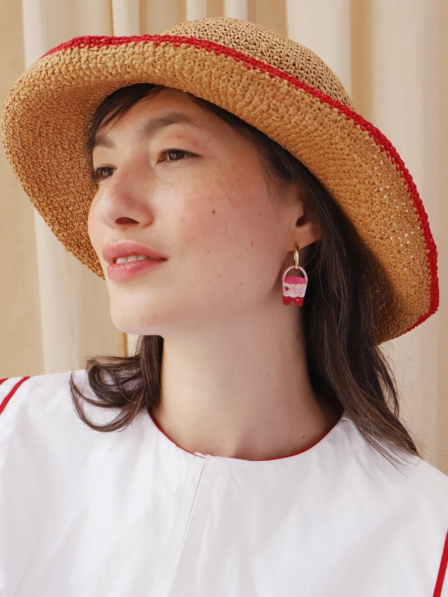 Wolf & Moon 桶與鏟環形耳環，搭配不對稱的桶與鏟壓克力吊飾、手繪細節與環形耳環。.