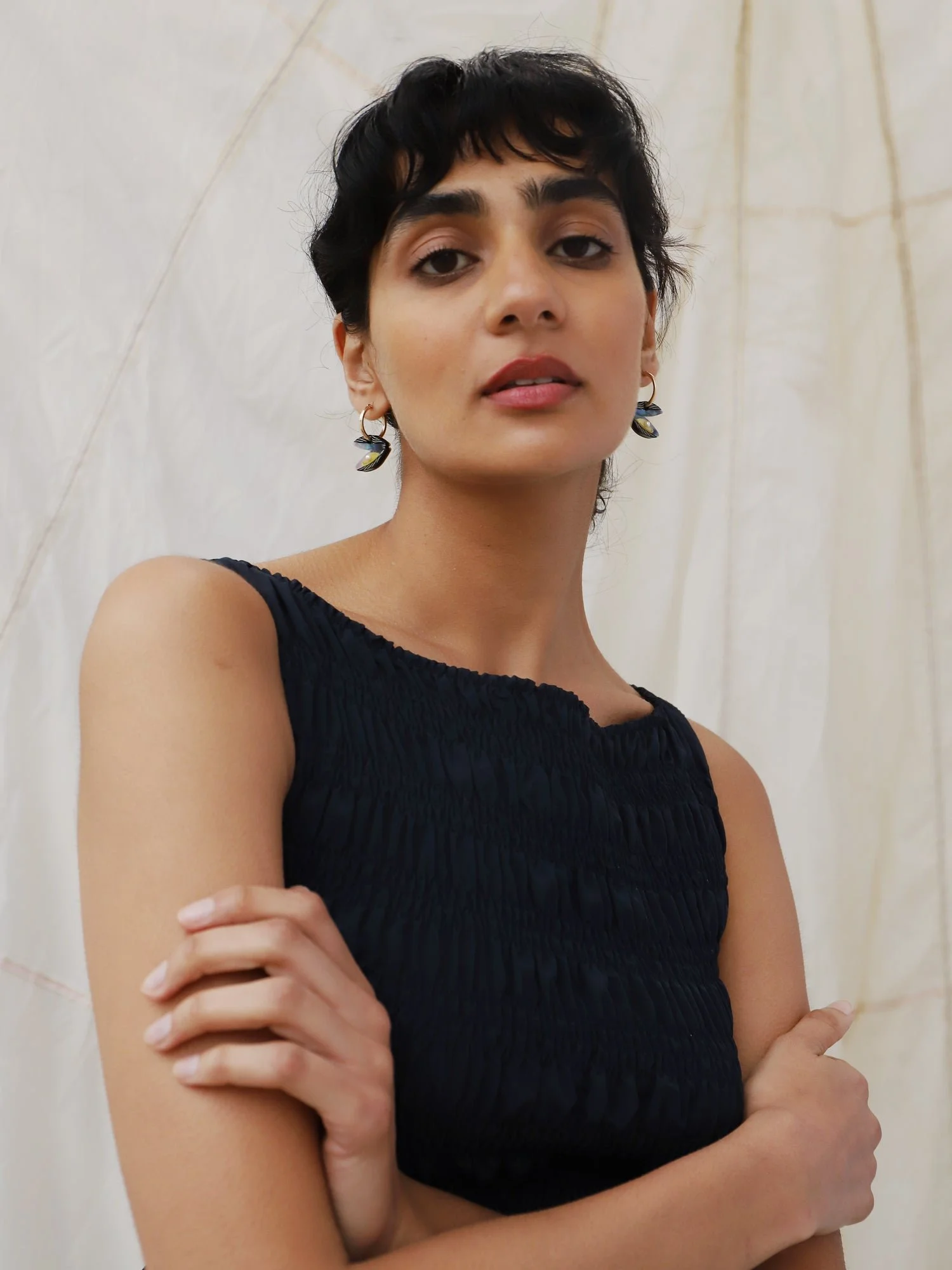 Wolf & Moon 貝殼圈環，搭配大理石紋壓克力貝殼形狀吊飾、玻璃珍珠細節與金填充圈形耳環。.