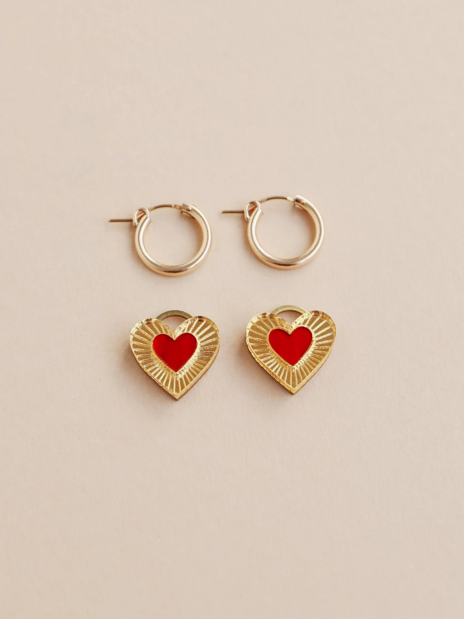 Wolf & Moon Robyn 滴形耳釘，採用藍色母貝，具心形滴狀細節、壓克力點綴與珍珠裝飾。.