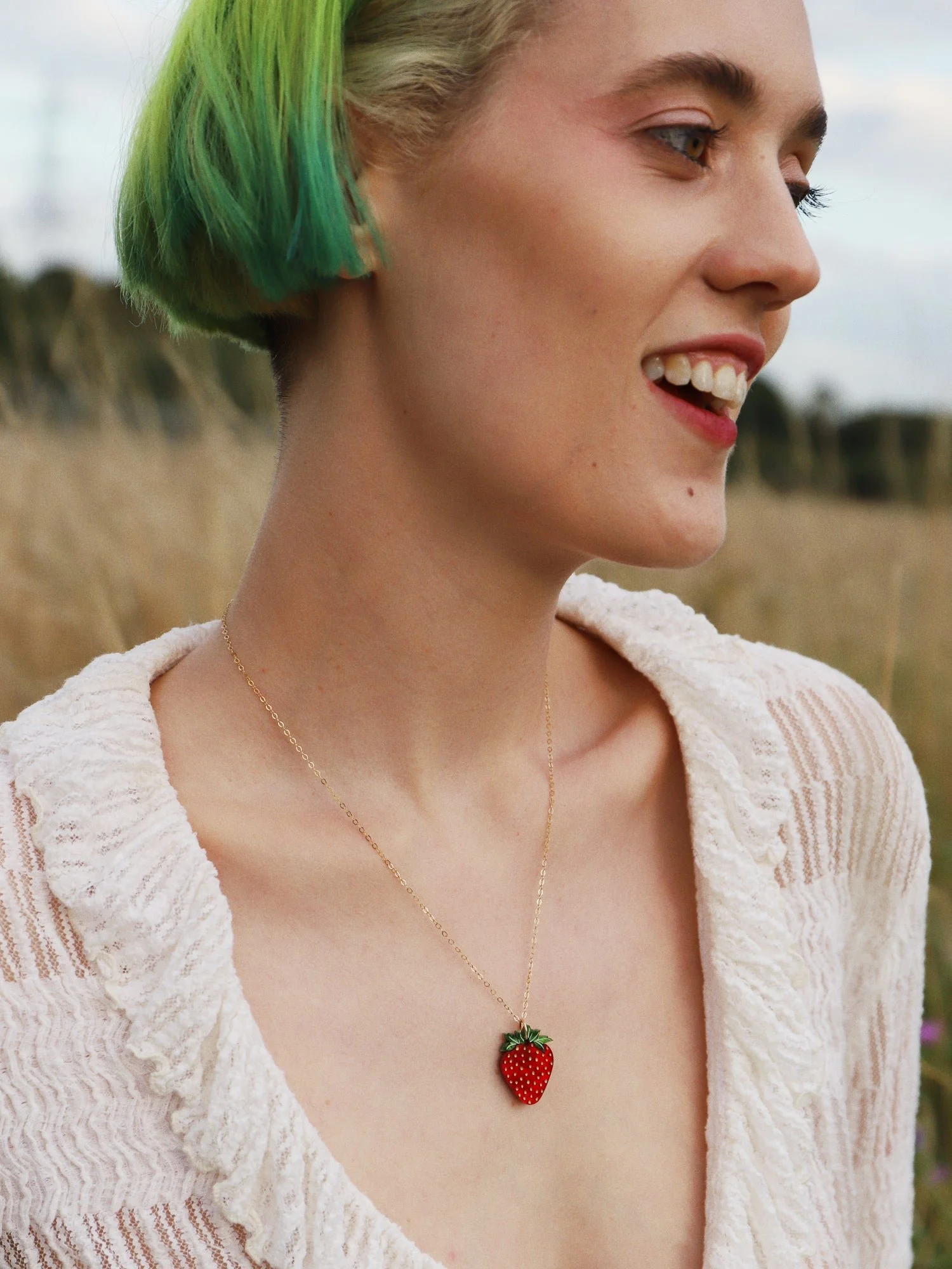 Wolf & Moon 草莓 II 項鍊，配有紅色草莓吊墜，壓克力與木質結構，手工墨染細節與鍍金鍊條。.