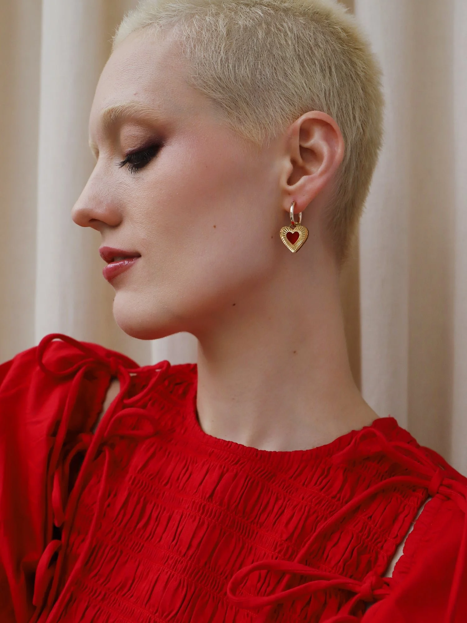 Wolf & Moon Robyn 滴形耳釘，採用藍色母貝，具心形滴狀細節、壓克力點綴與珍珠裝飾。.