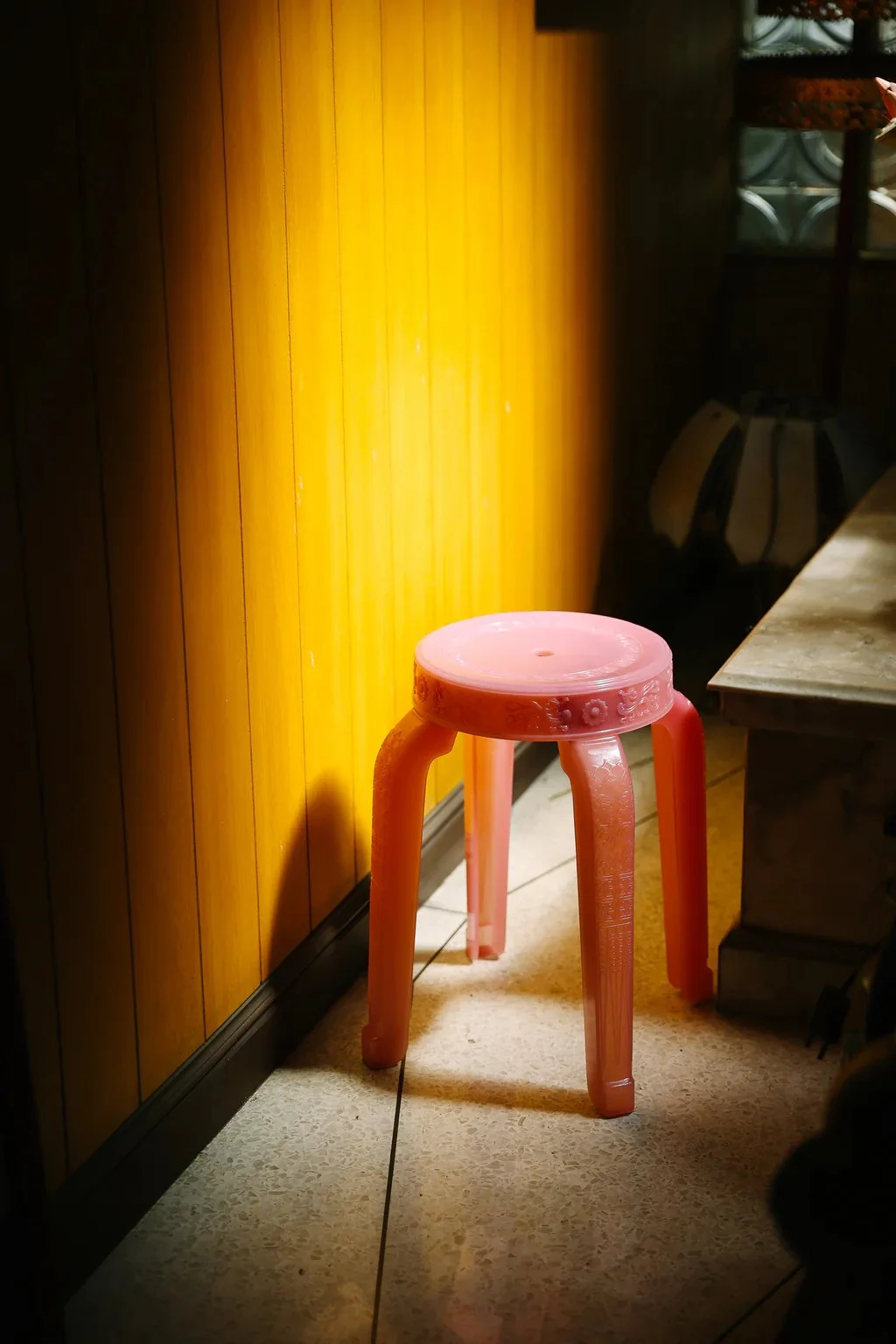 RUMBA BOR Gleabua marble pattern woven stool made from recycled polypropylene for small Hong Kong apartments.