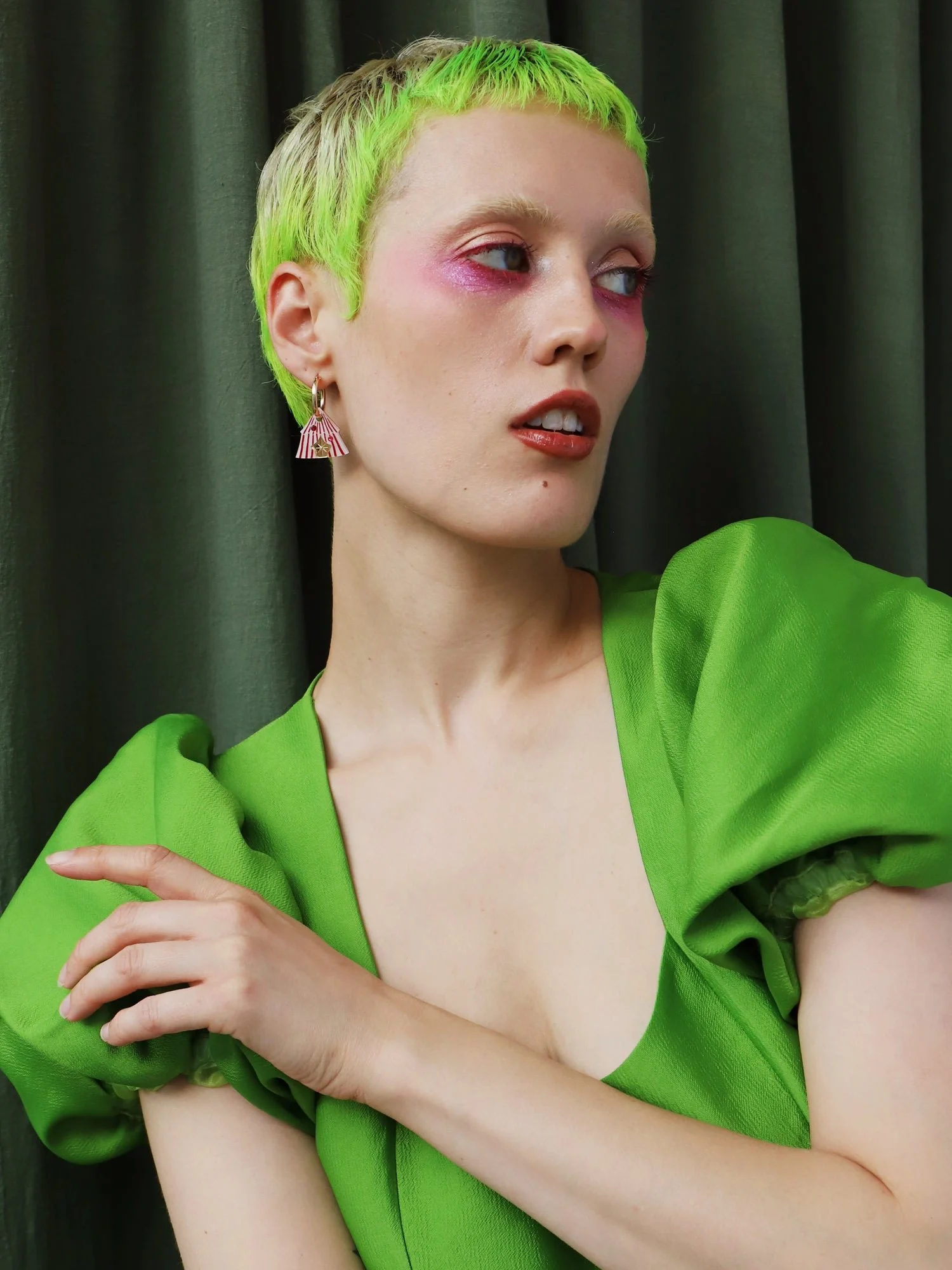 Wolf & Moon 大帳篷環形耳環，採用遊樂園靈感的壓克力吊飾、手繪細節與金填充環形耳環。.